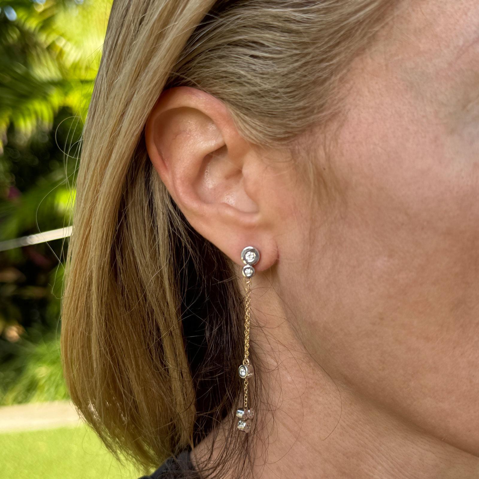 Diese schicken, zweifarbigen Diamantohrringe in 18 Karat bieten ein einzigartiges und modernes Design. Die insgesamt 20 runden Diamanten im Brillantschliff mit einem Gesamtgewicht von 0,64 Karat sind in der Farbe G-H und in der Reinheit VS
