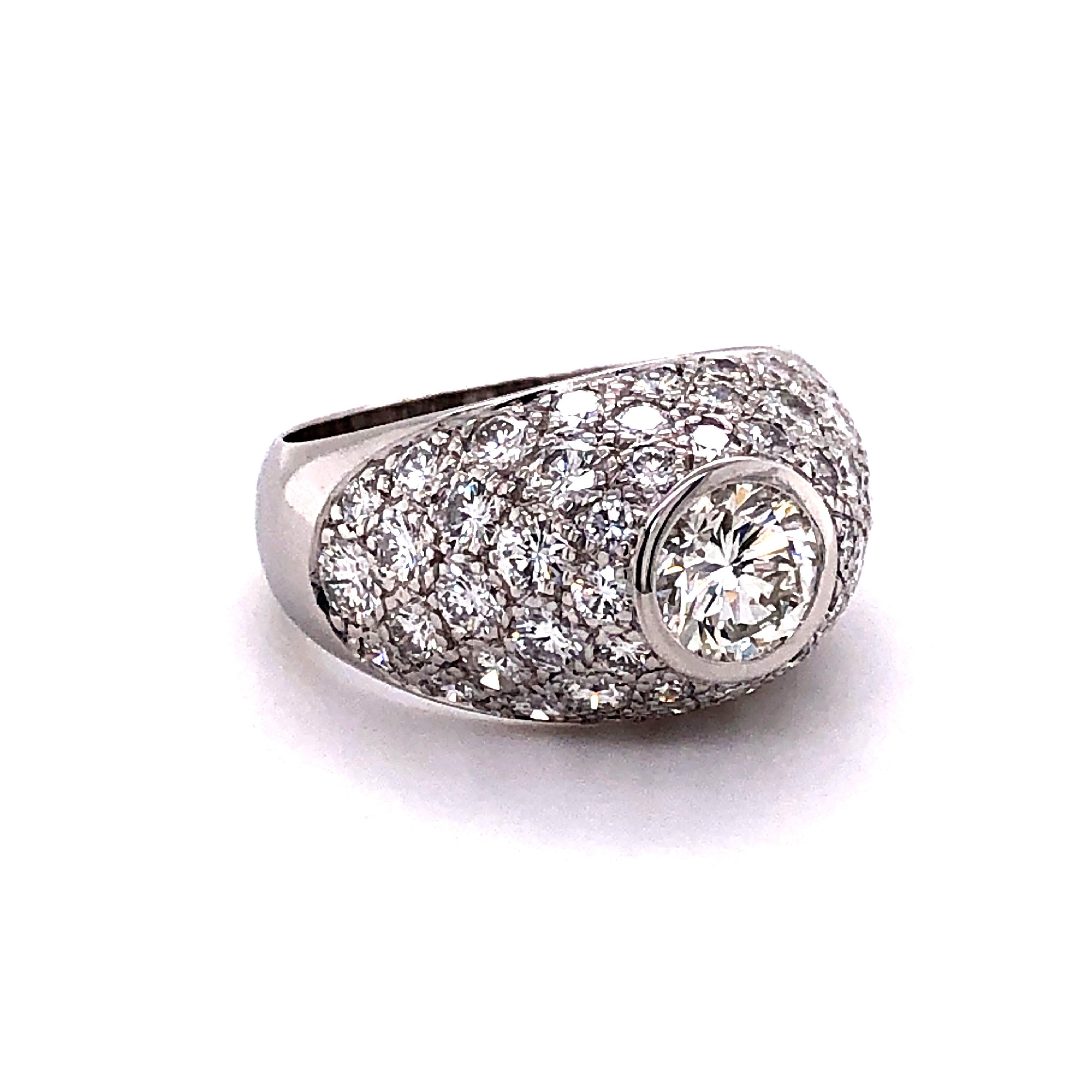 Moderne Bague dôme en or blanc 18 carats avec diamants en vente