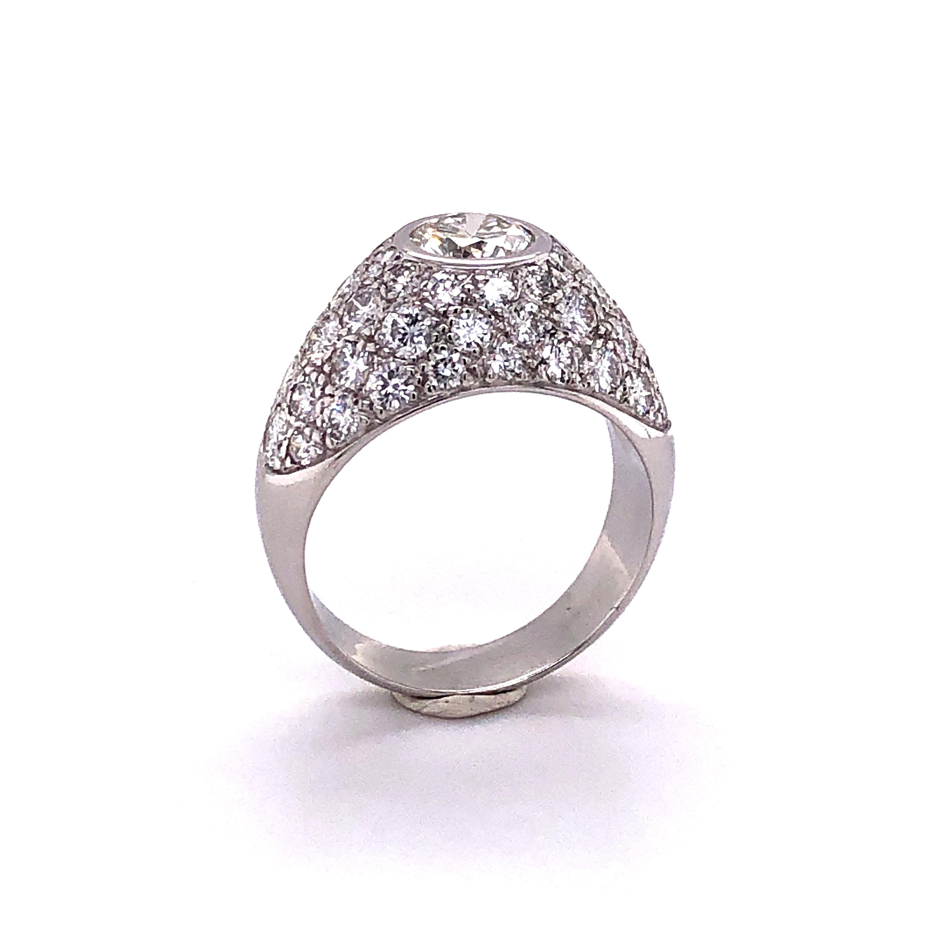 Bague dôme en or blanc 18 carats avec diamants Excellent état - En vente à Lucerne, CH