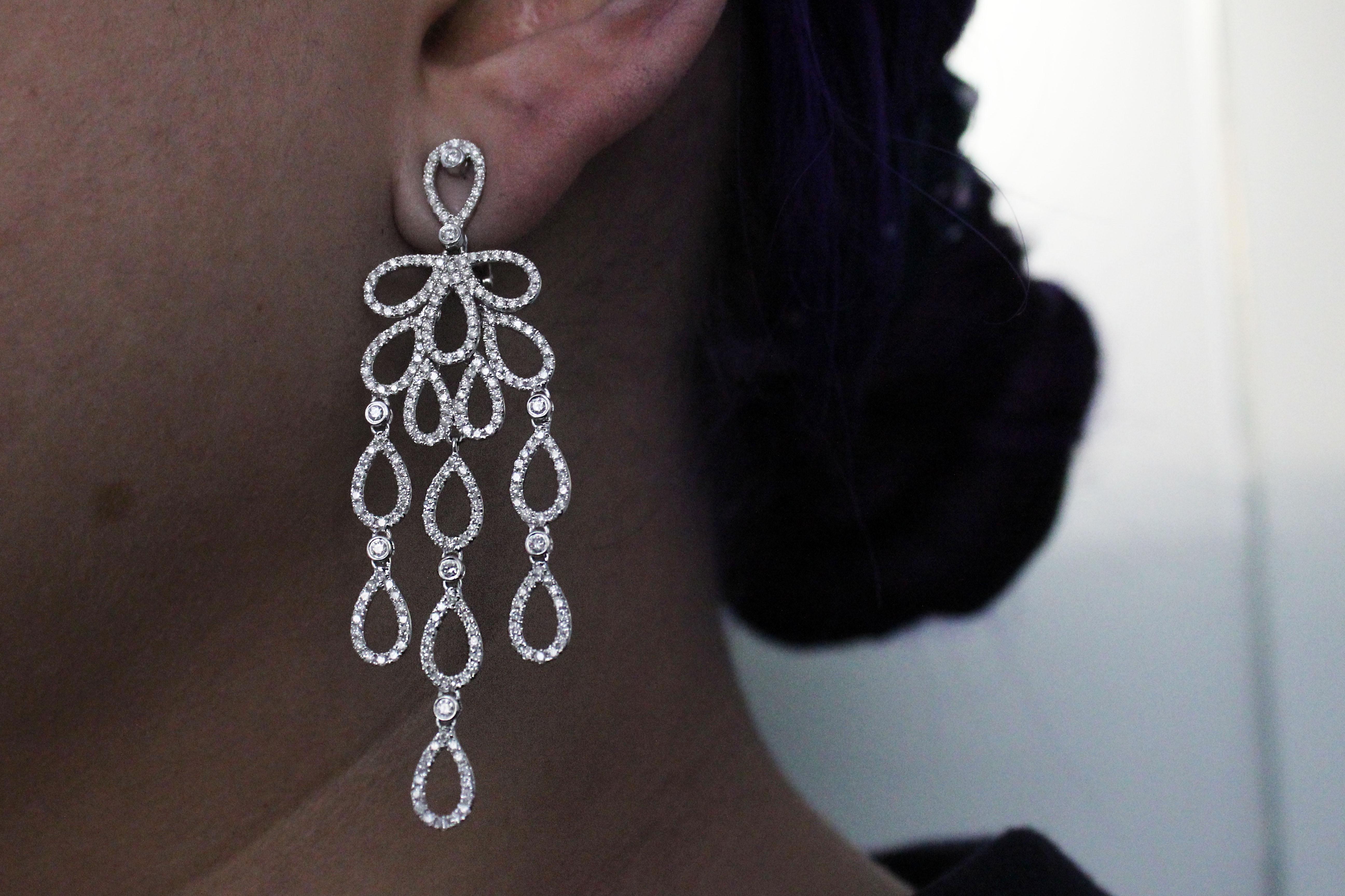 Boucles d'oreilles pendantes en or blanc 18 carats avec diamants Excellent état - En vente à New York, NY