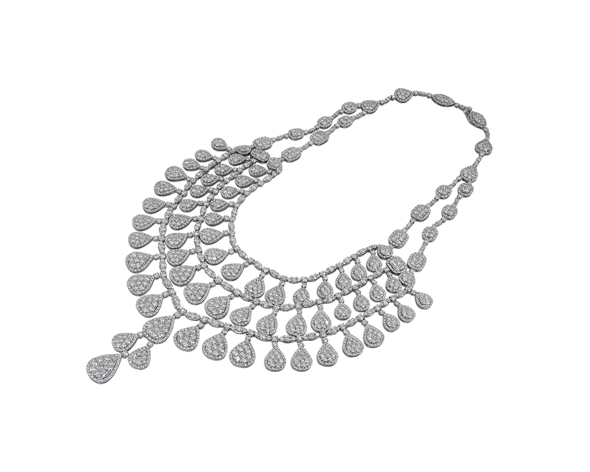 Una splendida collana che sospende tre livelli di pavé di diamanti. Ogni livello è composto da più ciondoli a forma di pera. 
2.257 diamanti rotondi per un peso totale di 79,70 carati.
I diamanti sono di colore G-I e di purezza VS-SI.
Il metallo è