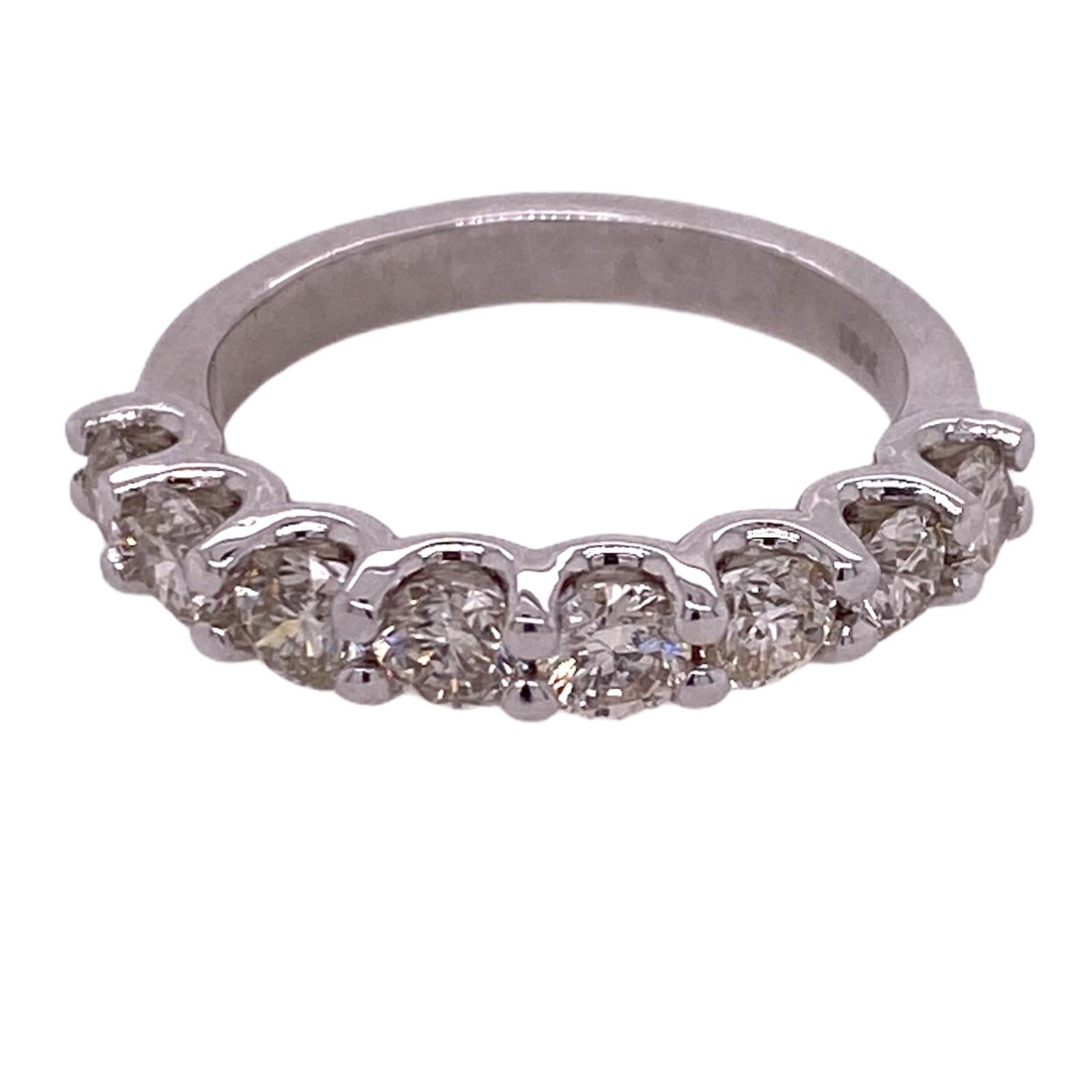 Diamant 18 Karat Weißgold Hochzeit Jahrestag Band Ring  (Rundschliff) im Angebot