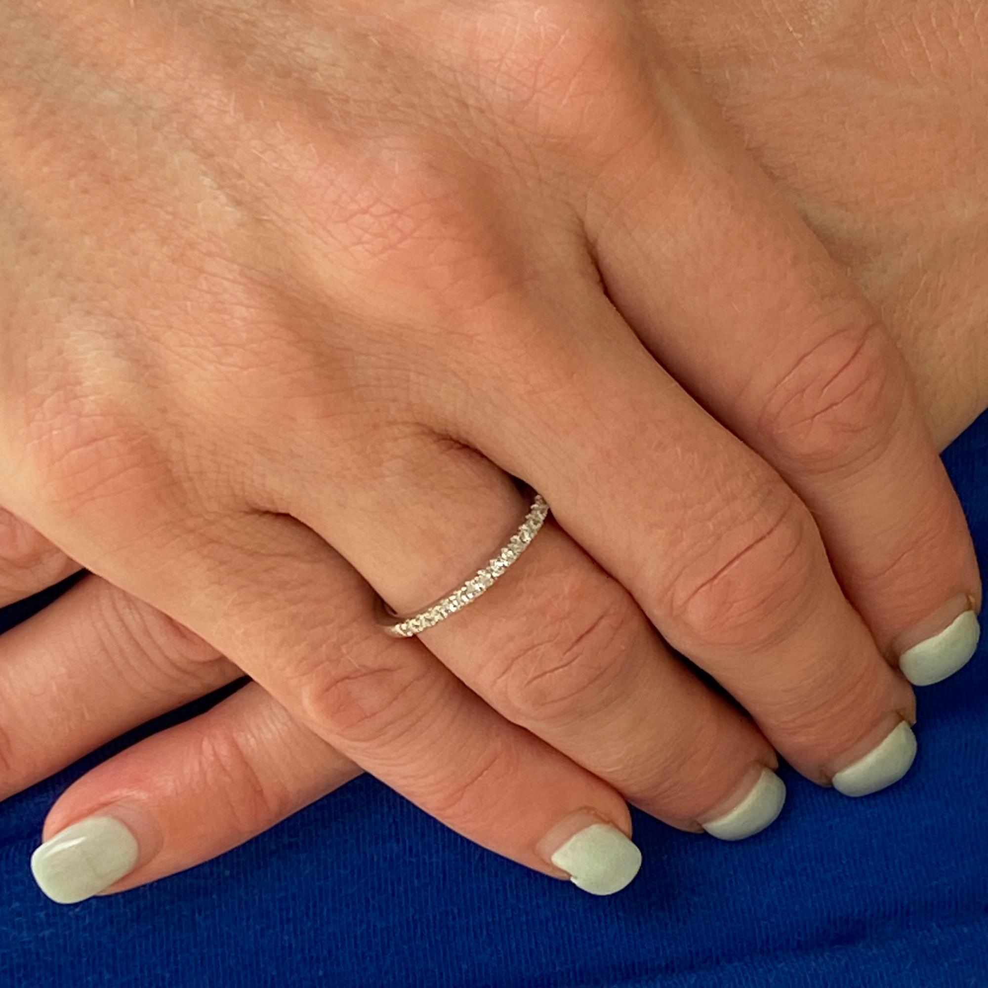 Diamond 18 Karat White Gold Wedding Band Ring In New Condition In Boca Raton, FL