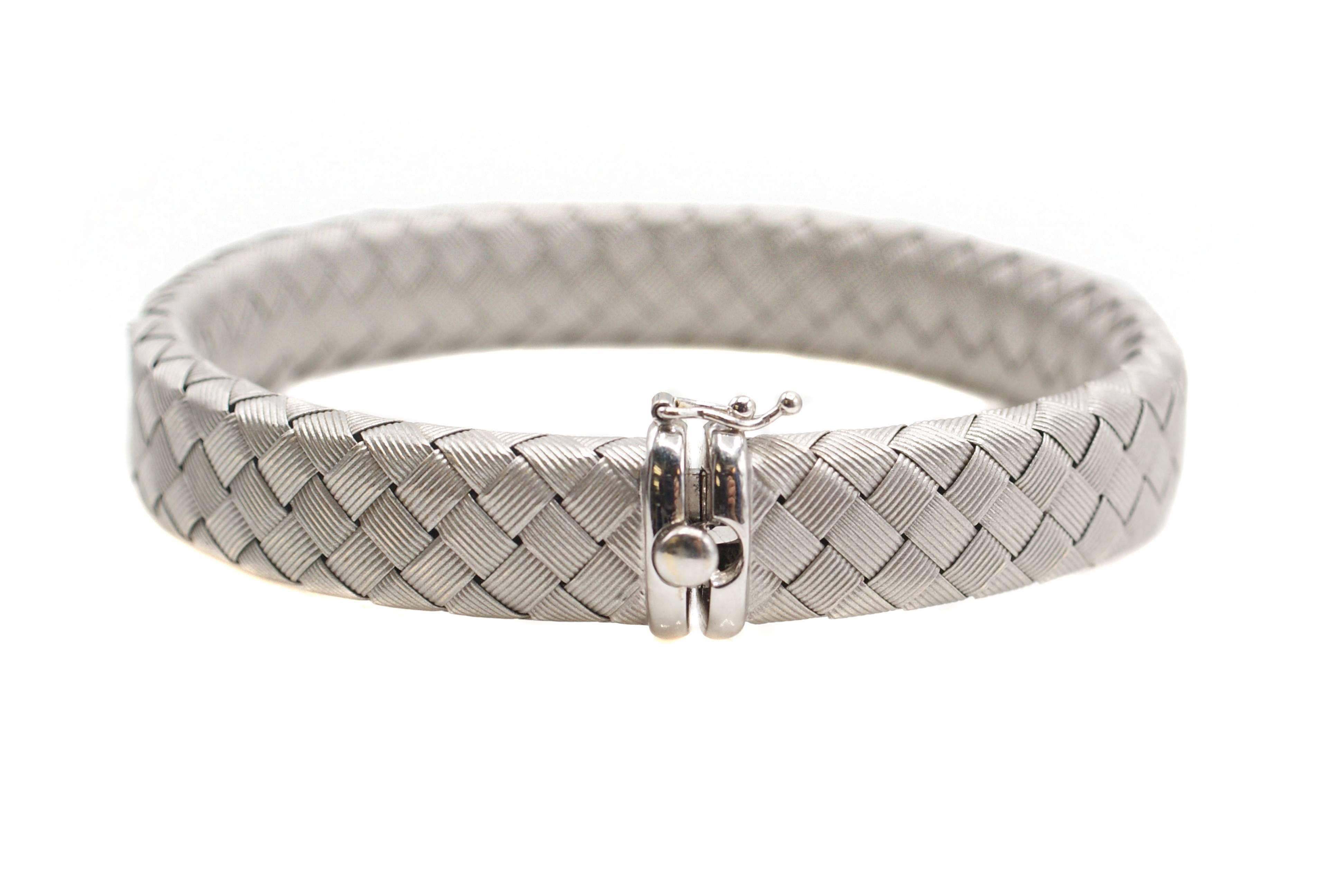 This gorgeous and chic Italian flexible bangle bracelet was masterfully handcrafted by Italian jewelers with a crisscross woven pattern. Just the right tone of this 18 karat white gold and the high polish lets this elegant bracelet reflect the light