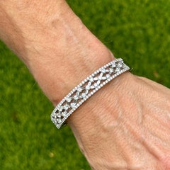 Pulsera de oro blanco de 18 quilates con bisagra y rejilla abierta de diamantes