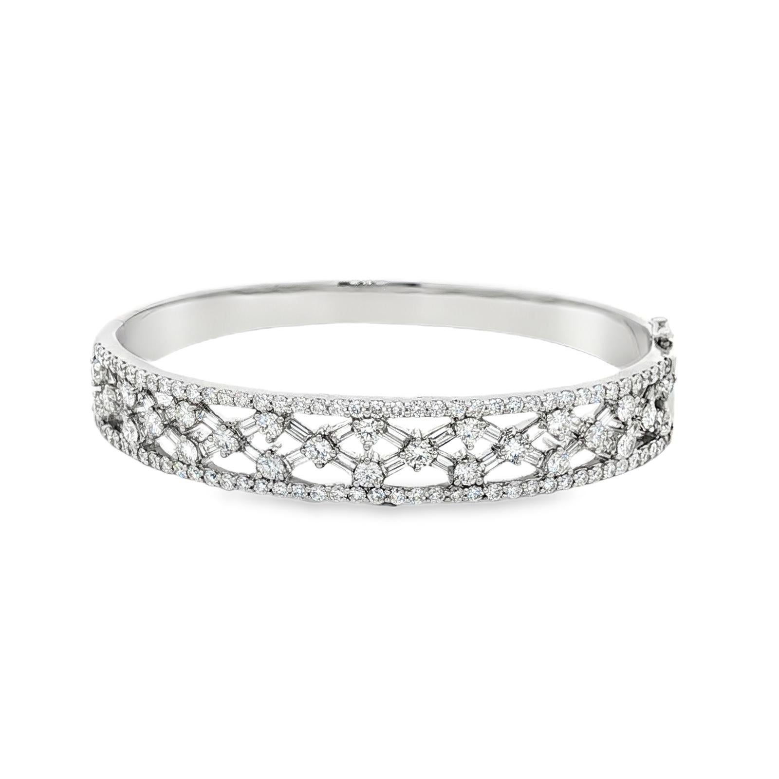 Contemporary Diamond 18 Karat Whtie Gold Hinged Open Lattice Bangle Bracelet For Sale