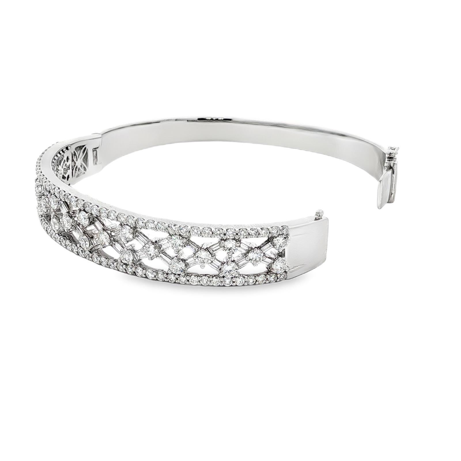 Diamond 18 Karat Whtie Gold Hinged Open Lattice Bangle Bracelet In Excellent Condition For Sale In Boca Raton, FL