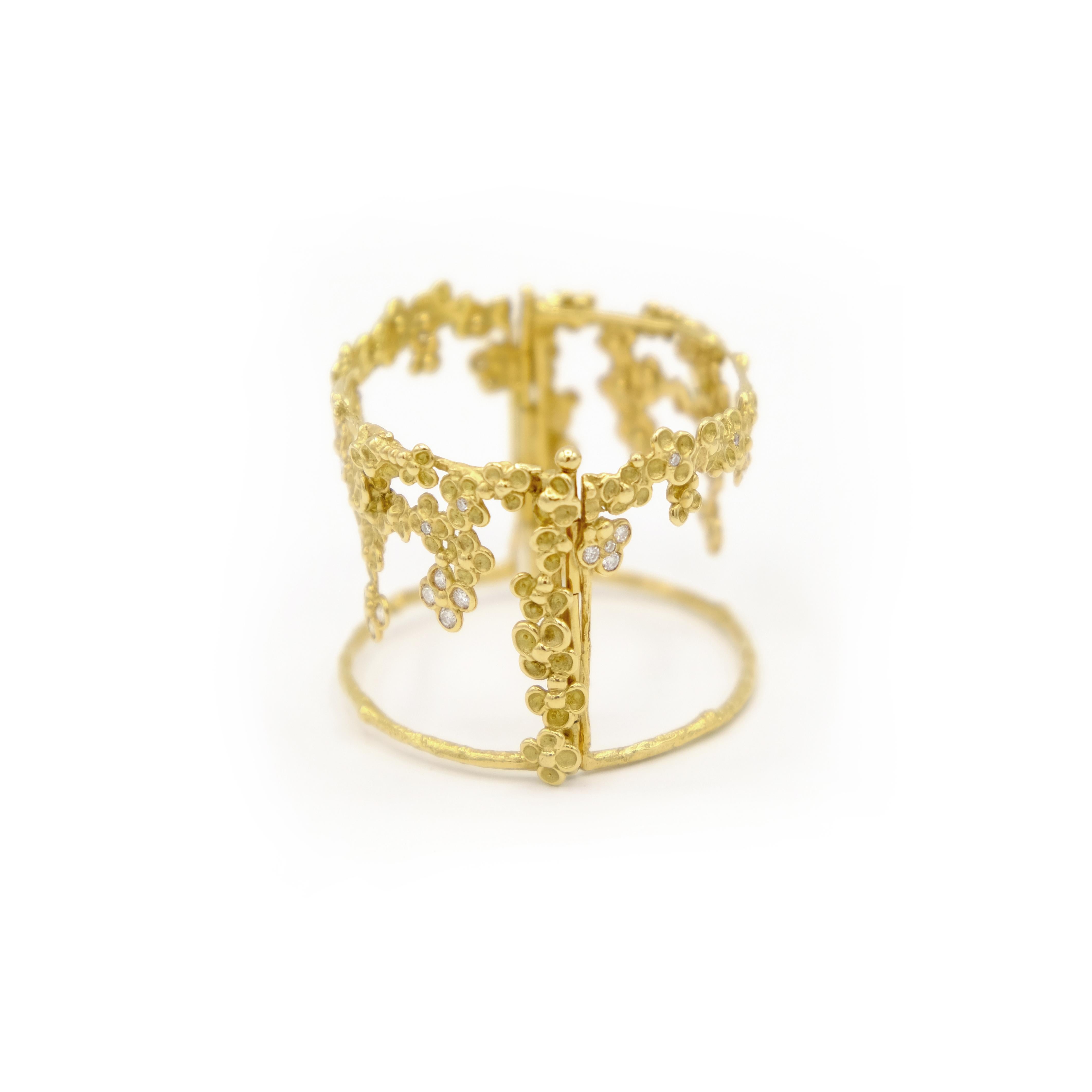 Anais Rheiner 18 Karat Yellow Gold Diamond Flower Bangle Bracelet In New Condition For Sale In Paris, FR