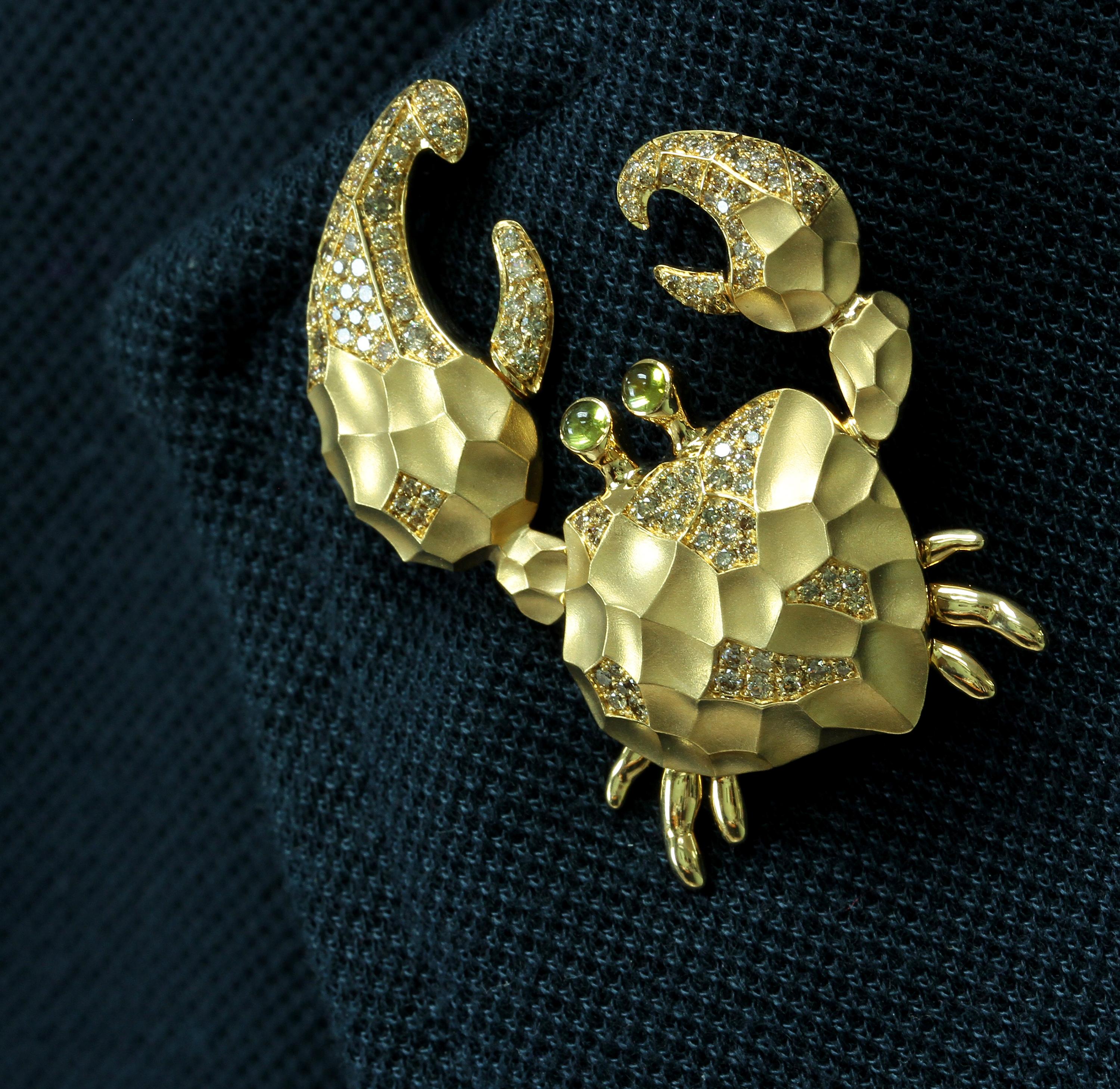 Champagne Diamonds Tourmaline 18 Karat Yellow Gold Crab Brooch In New Condition For Sale In Bangkok, TH