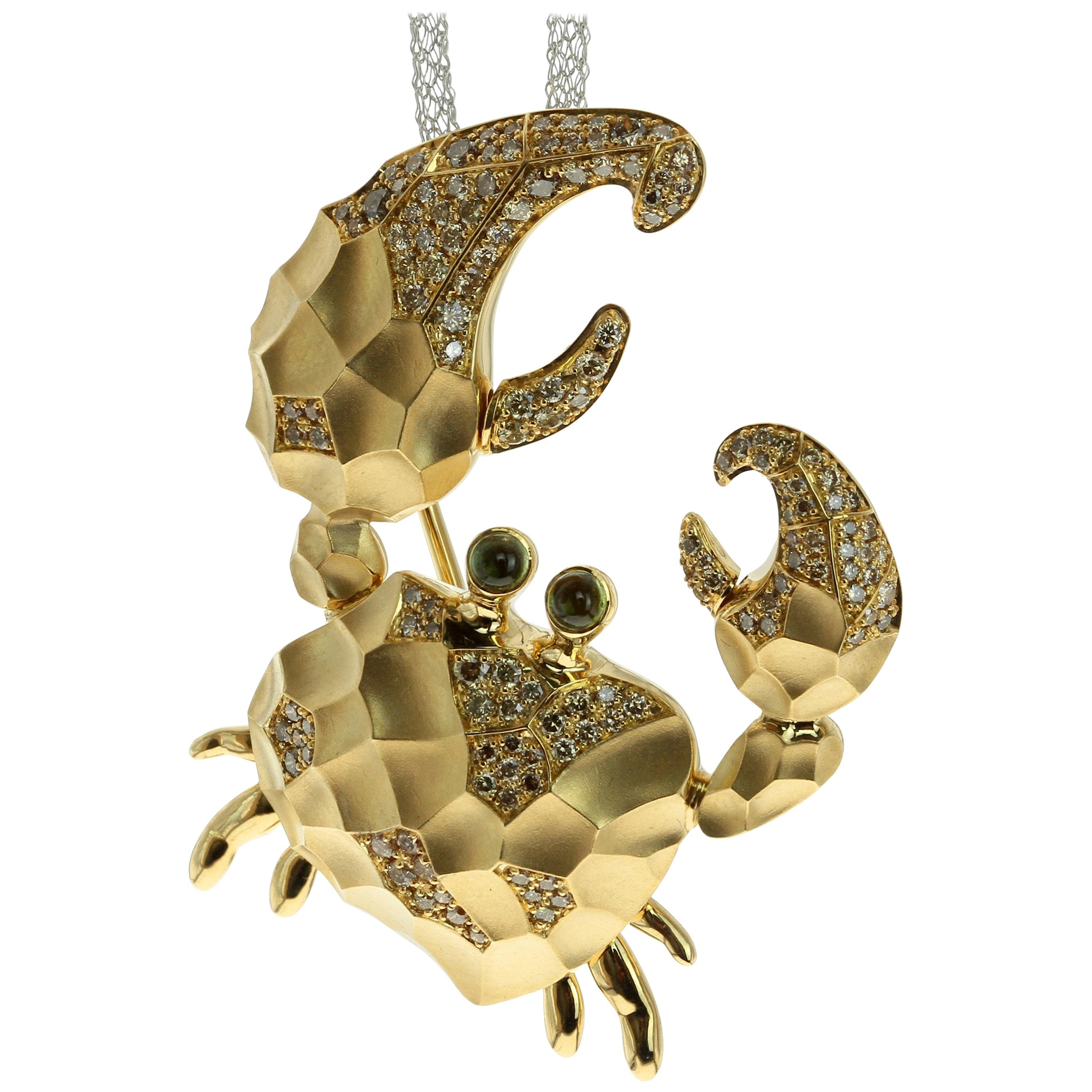 Broche crabe en or jaune 18 carats, diamants champagne et tourmaline