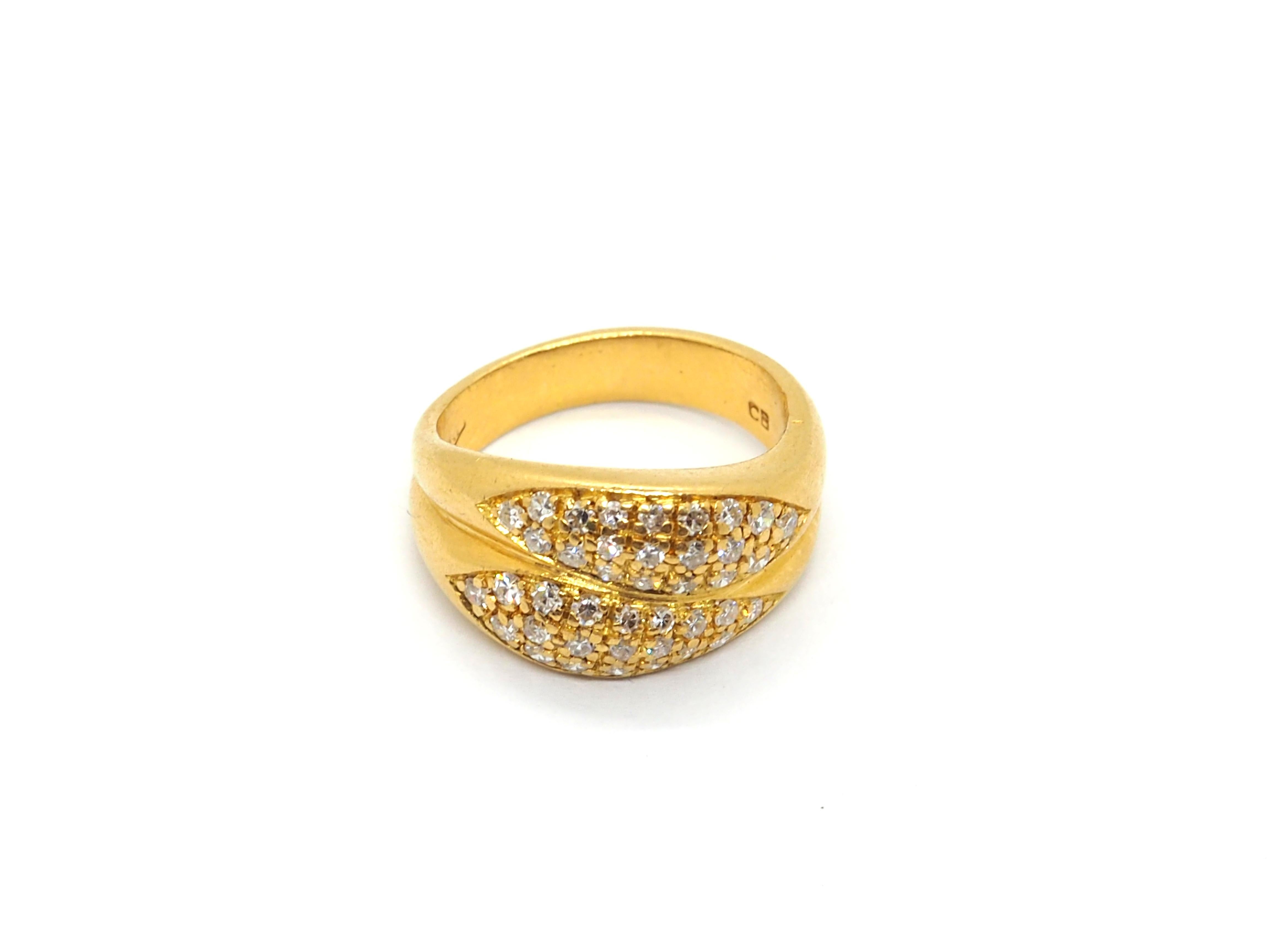 Magnifique bague pour femme en or jaune 18 carats. L'anneau est doublement fait, avec un total de 40 diamants de forme ronde incrustés sur le devant, soit environ 0,4 carat. 

Cette bague convient à toutes les occasions

Poids total 7,5 g 
Taille Eu
