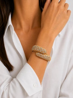 Bracciale con cerniera Bypass con diamante in oro giallo 18 carati con design a reticolo