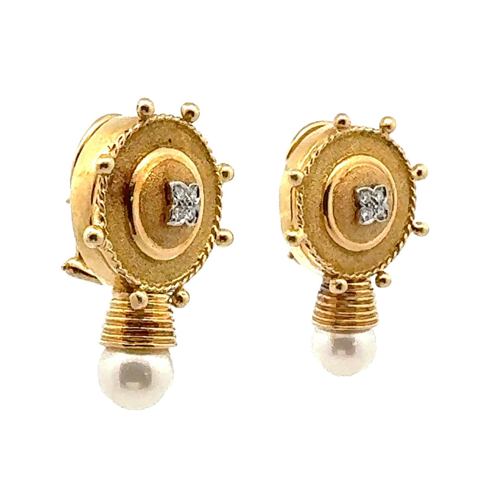 Moderno Orecchini moderni con diamante e perla in oro giallo 18 carati con chiusura a leva in vendita