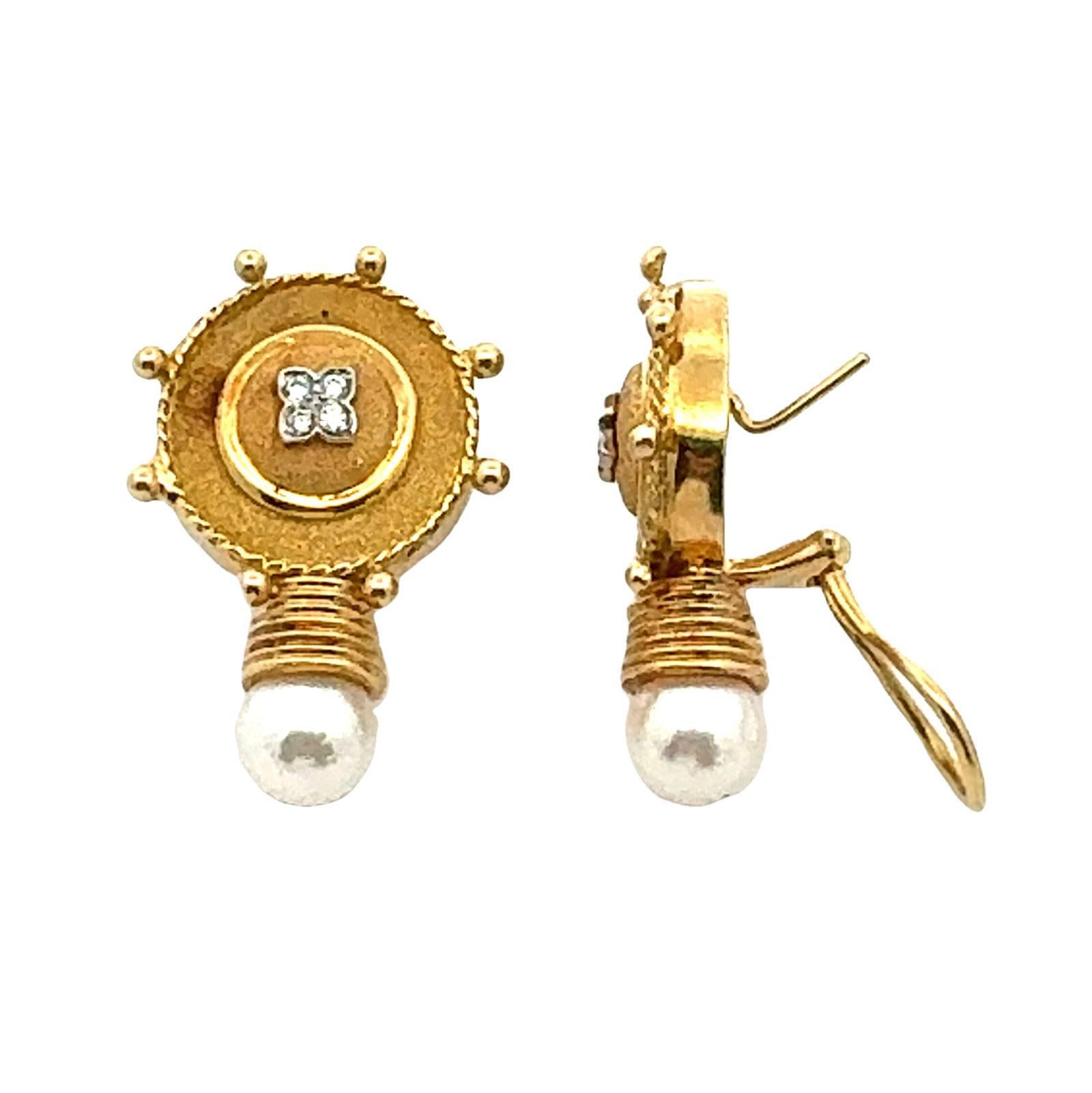 Taglio rotondo Orecchini moderni con diamante e perla in oro giallo 18 carati con chiusura a leva in vendita