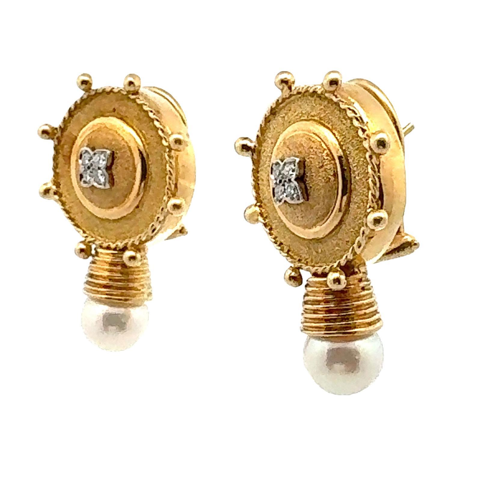 Orecchini moderni con diamante e perla in oro giallo 18 carati con chiusura a leva In condizioni ottime in vendita a Boca Raton, FL