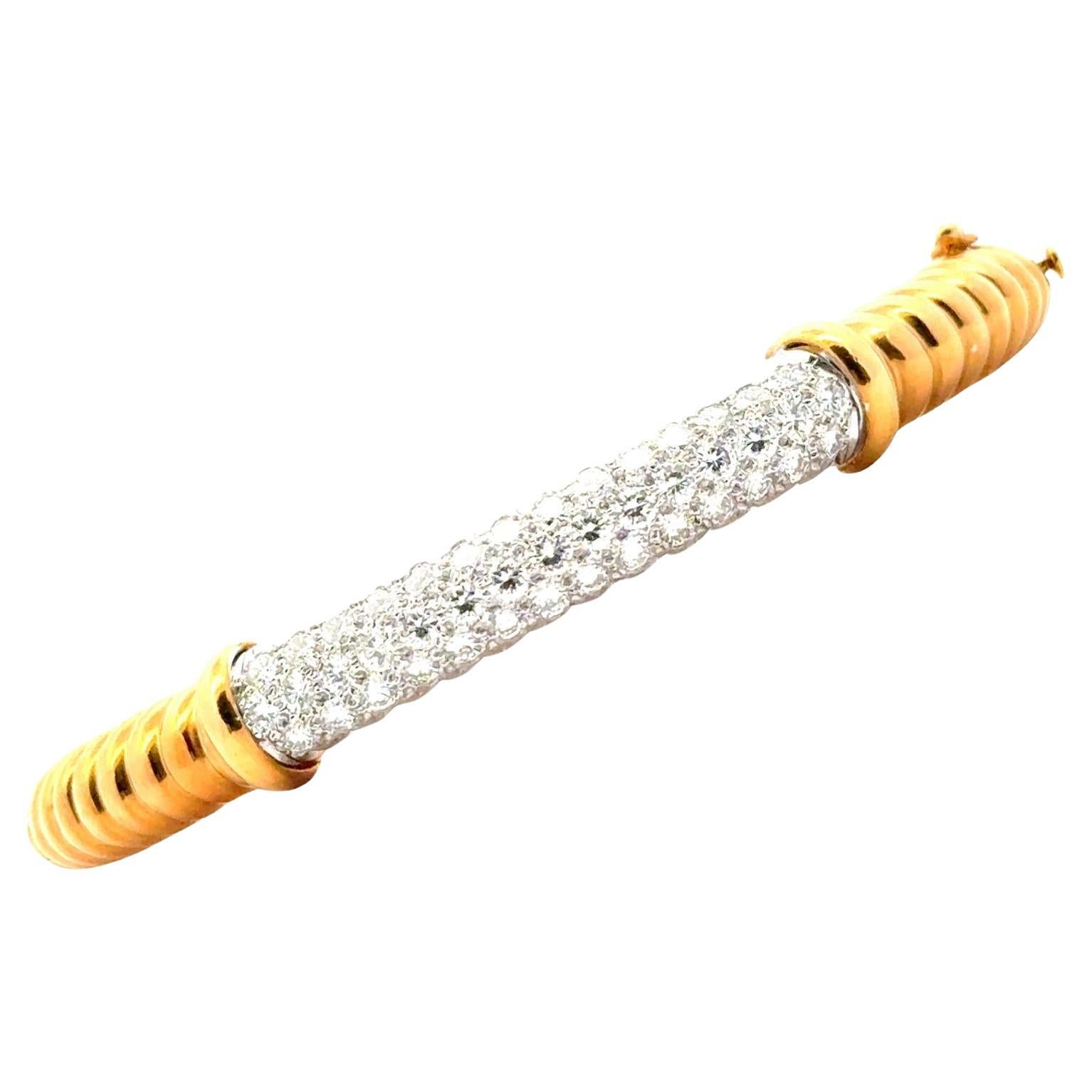Diamond 18 Karat Yellow Gold Ribbed Oval Hinged Vintage Bangle Bracelet