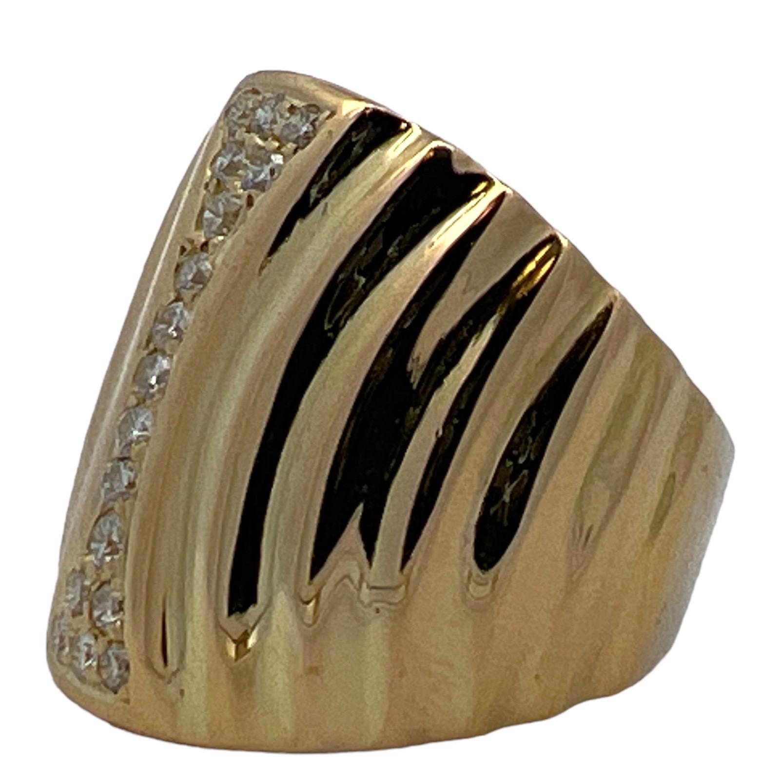 Round Cut Diamond 18 Karat Yellow Gold Ribbed Tapered Cigar Band Ring Estate Vintage For Sale