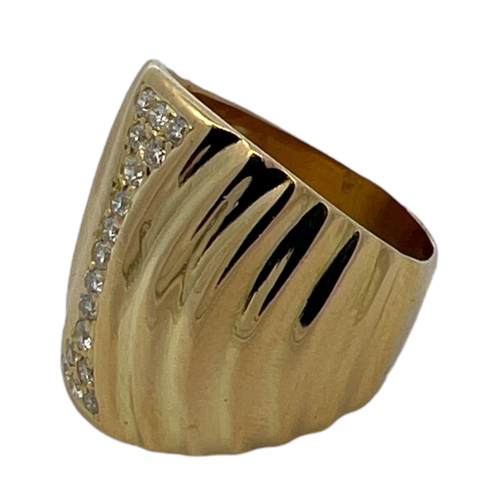 Diamond 18 Karat Yellow Gold Ribbed Tapered Cigar Band Ring Estate Vintage In Excellent Condition For Sale In Boca Raton, FL