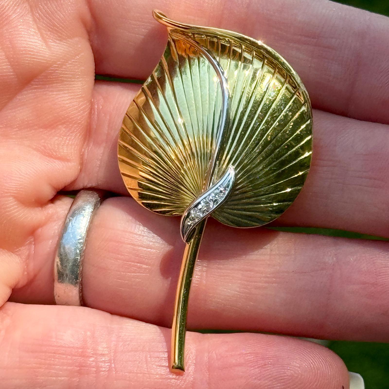 Round Cut Diamond 18 Karat Yellow Gold Vintage Leaf Brooch Pin For Sale
