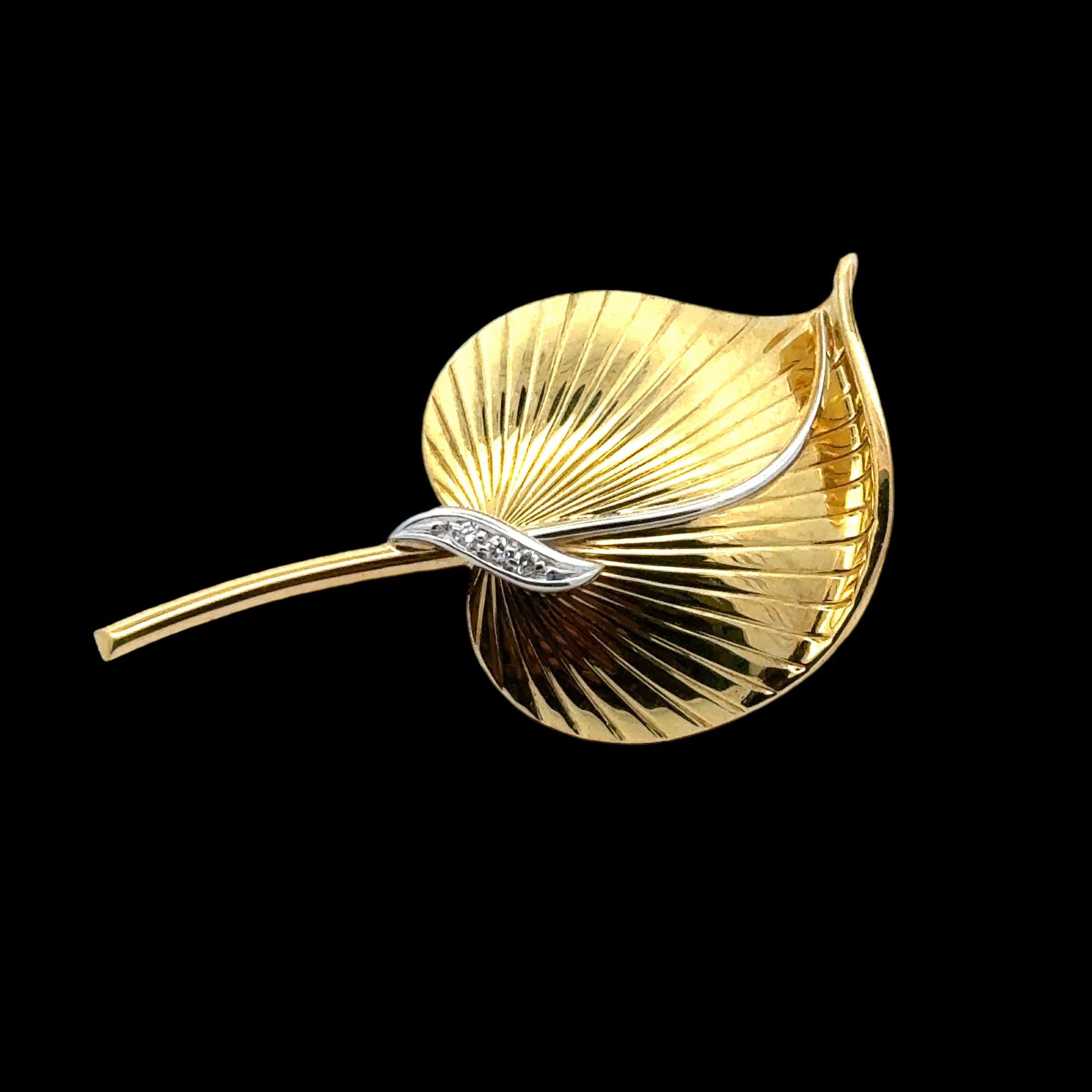 Diamond 18 Karat Yellow Gold Vintage Leaf Brooch Pin In Excellent Condition In Boca Raton, FL