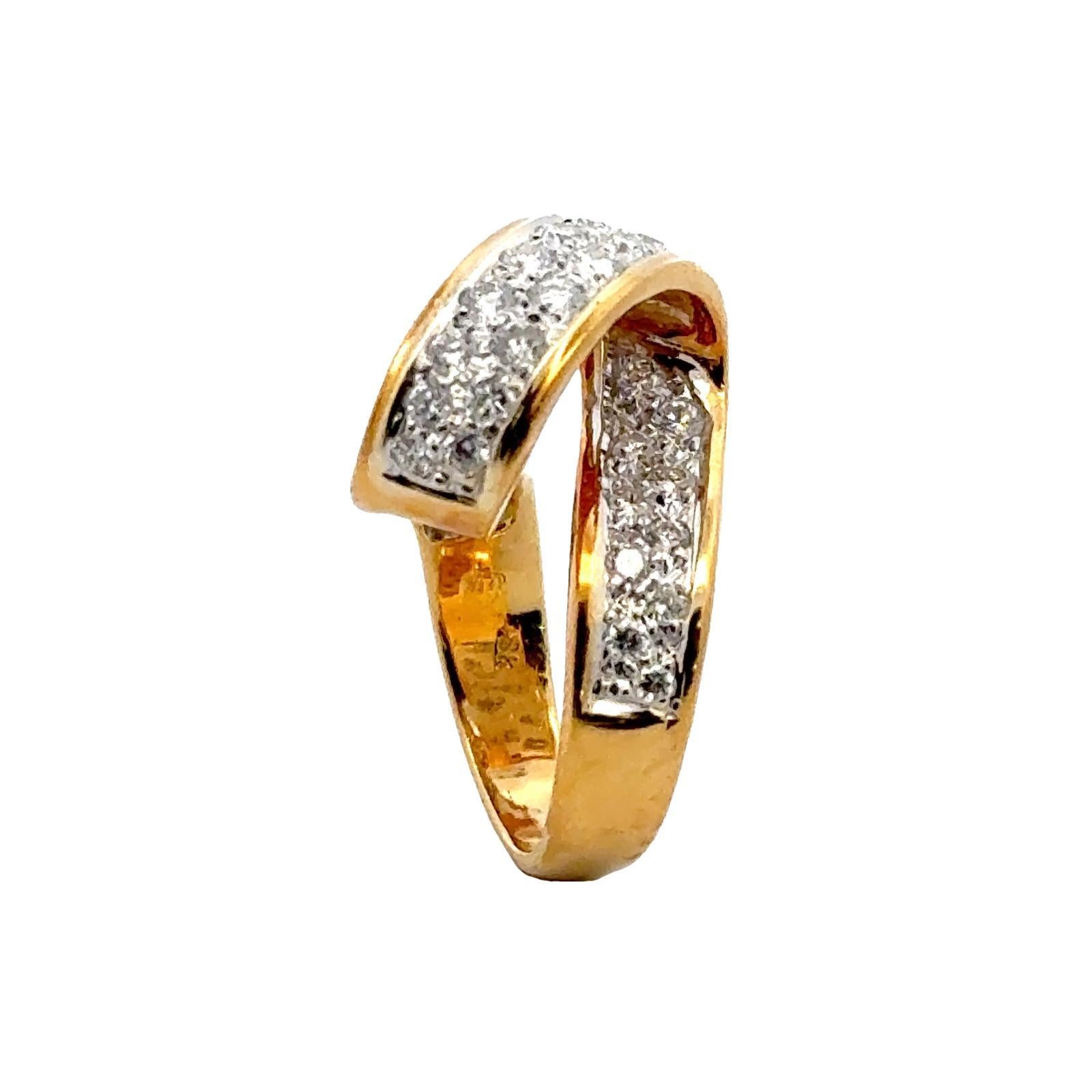 Diamond 18 Karat Yellow Gold Vintage Ribbon Ring In Excellent Condition For Sale In Boca Raton, FL