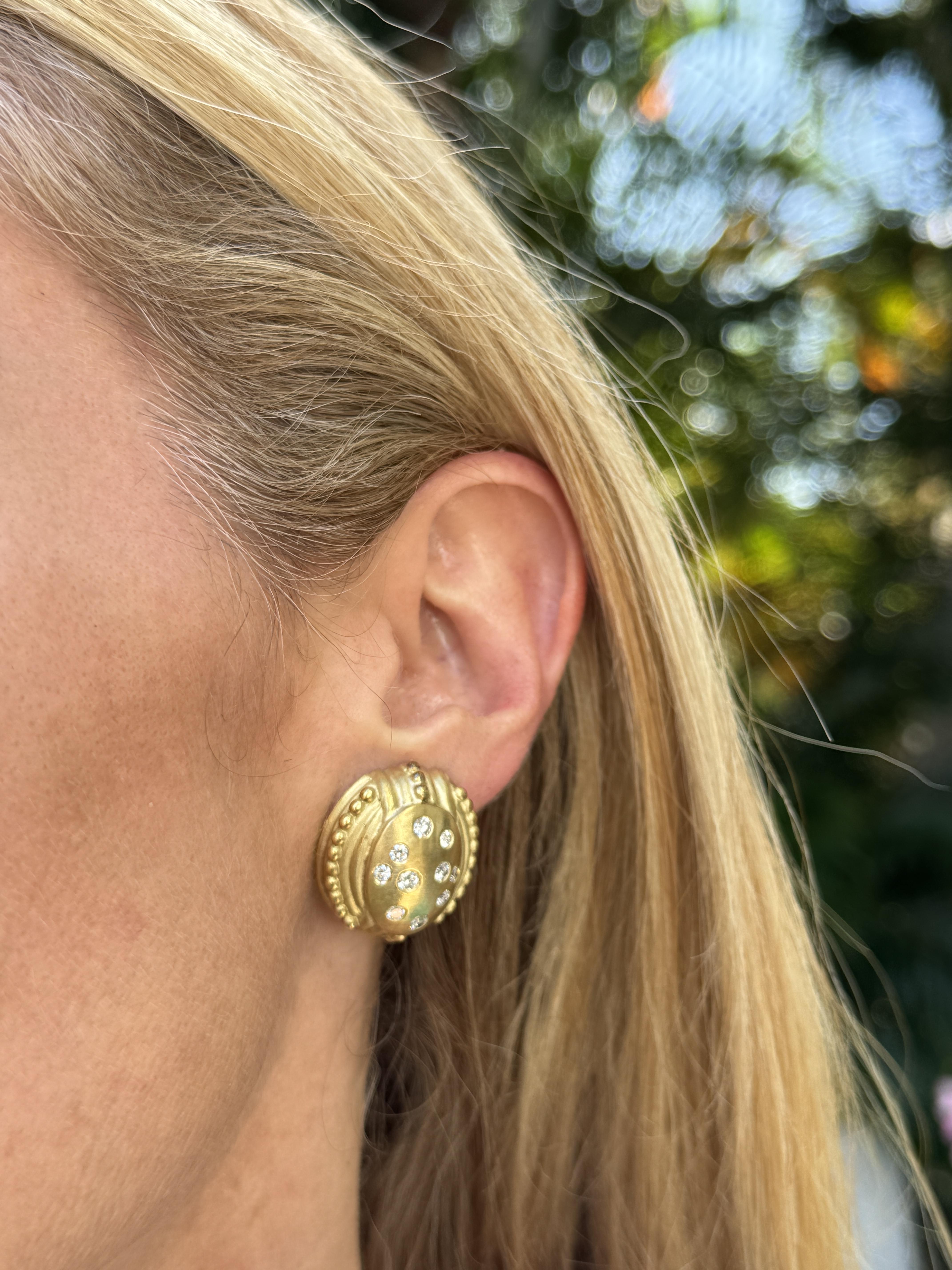 Modern Diamond 18 Karat Yellow Satin Finish Gold Etruscan Style Leverback Earrings For Sale
