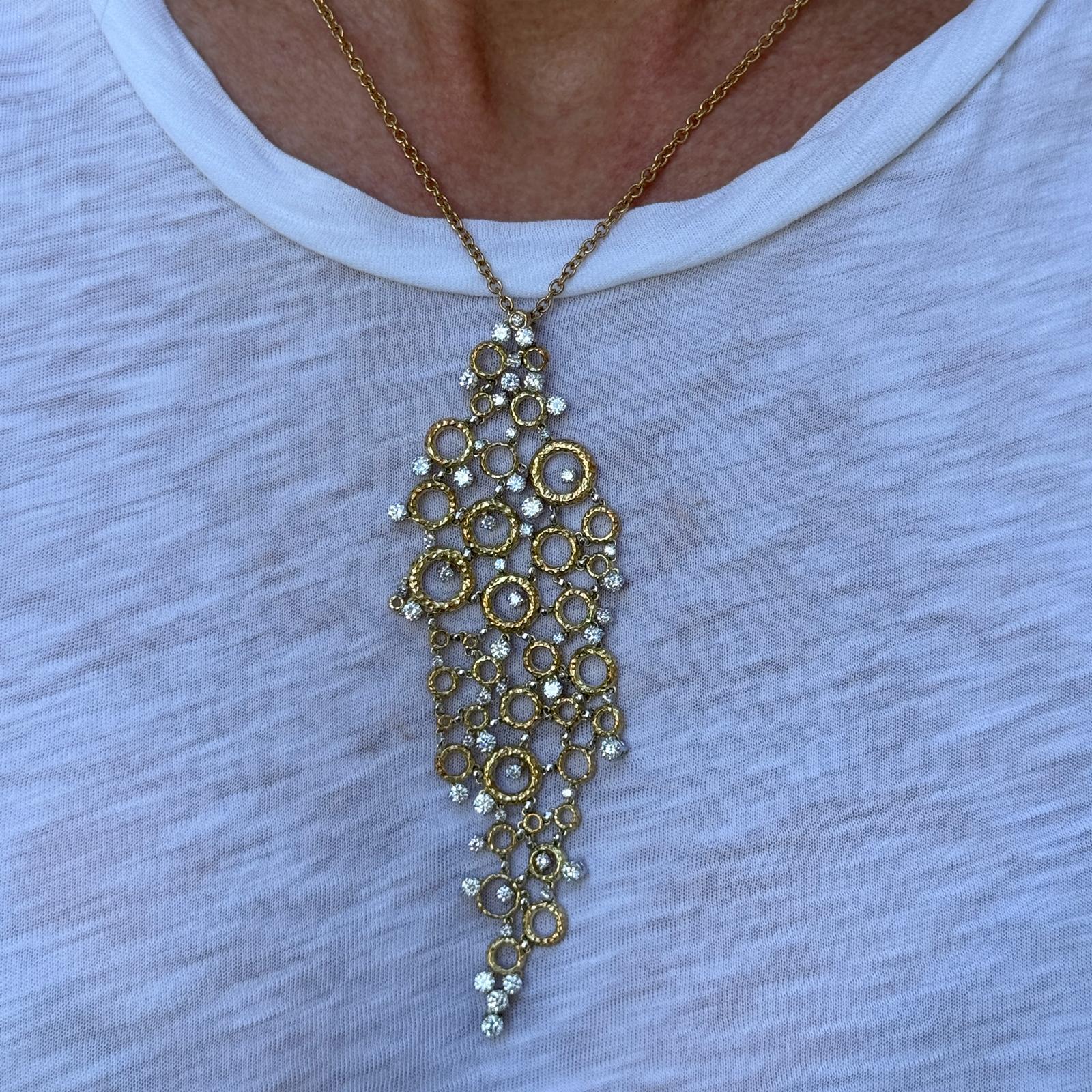 Collier à bulles flottantes en or bicolore 18 carats et diamants. Ce pendentif saisissant présente une série de 