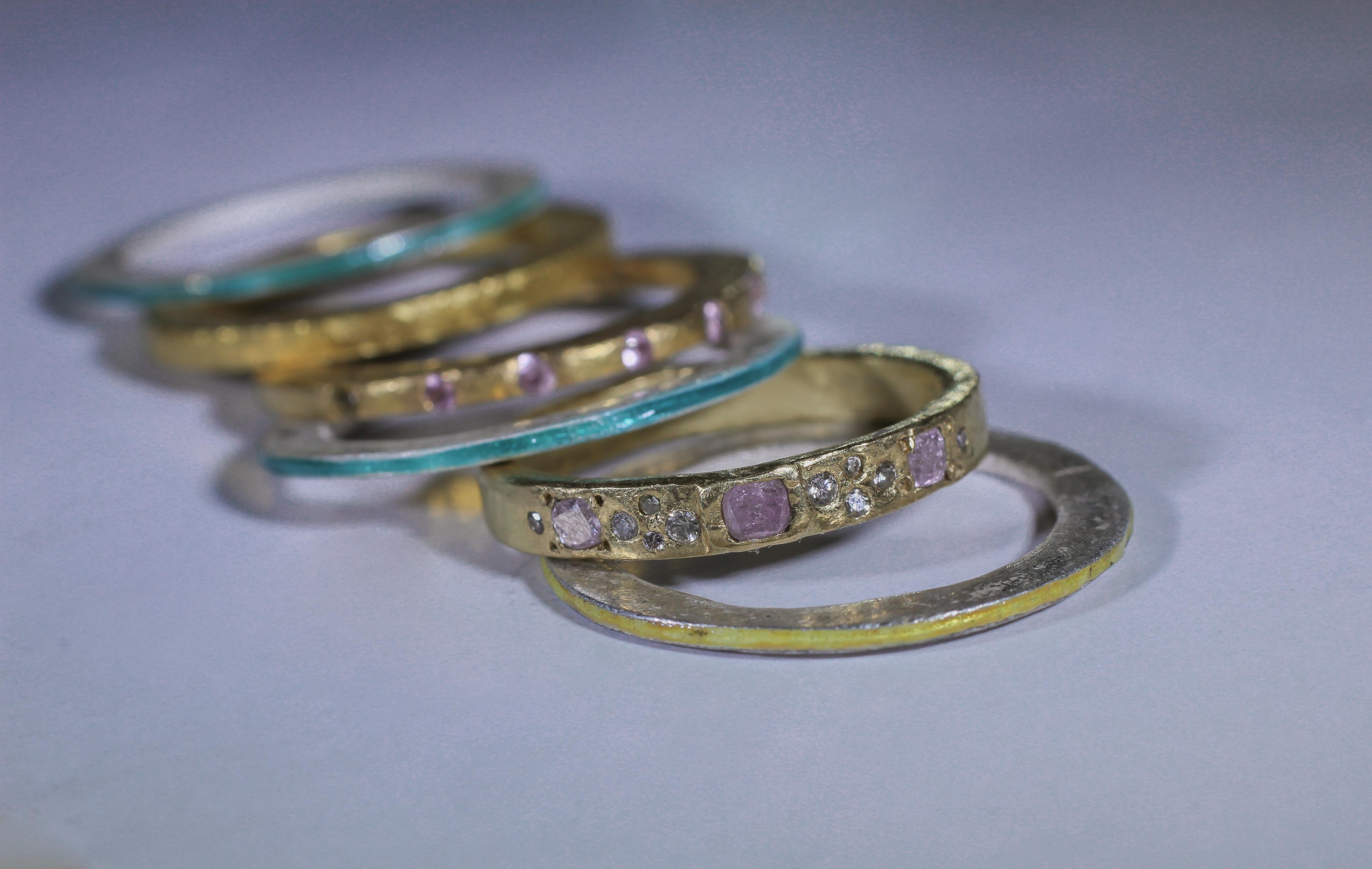 18K, 22K recyceltes Gold und Feinsilber Hochzeit oder Mode-Ring mit dancy Farbe rosa Diamanten, Saphire in diesem modernen Kunst-Design eingefügt.

Dieser lebhafte Stapel von 6 Mode- oder Trauringen kombiniert unseren Lattice-Ring aus 18 Karat Gold,