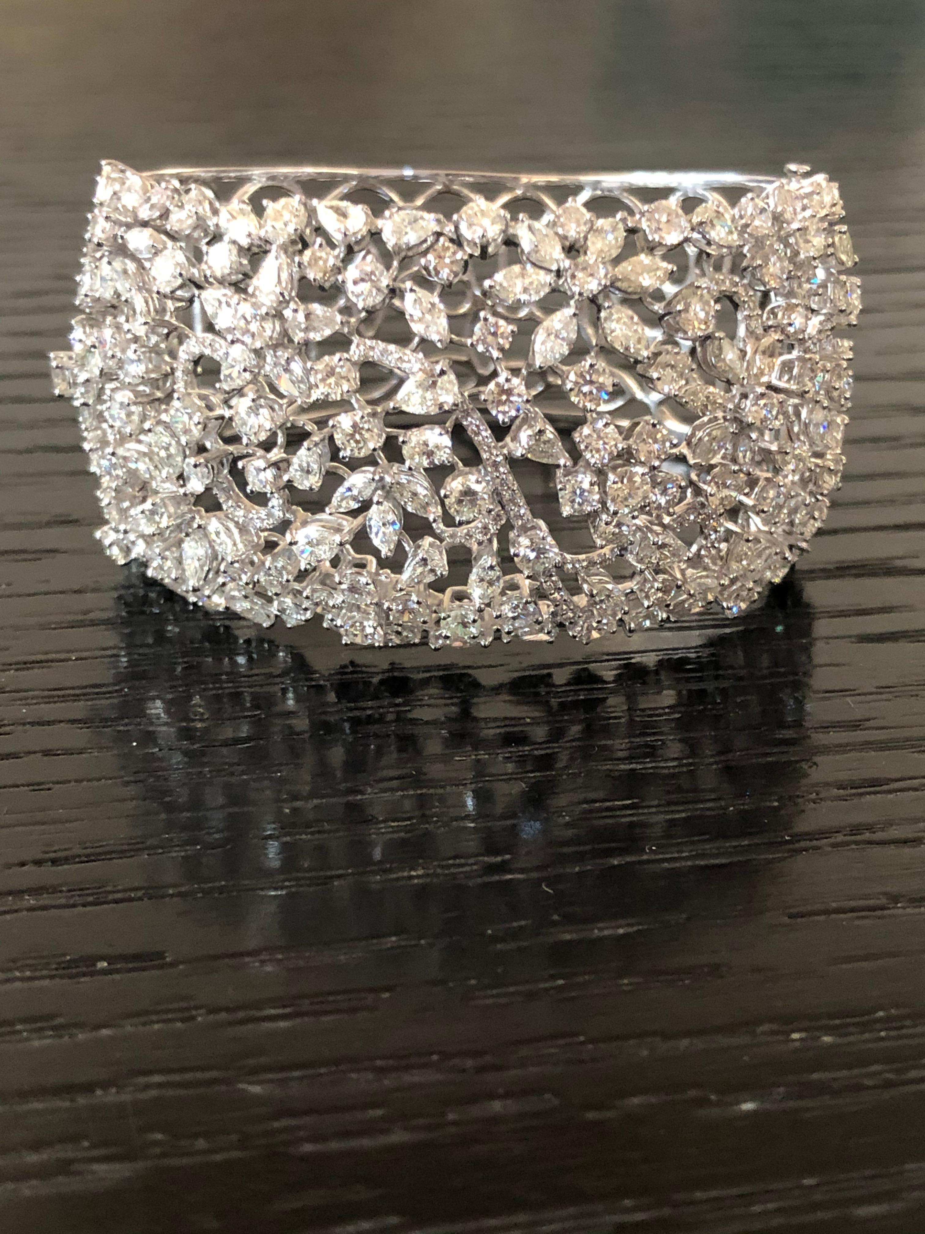 Round Cut Diamond 18k Gold Cuff Bracelet For Sale