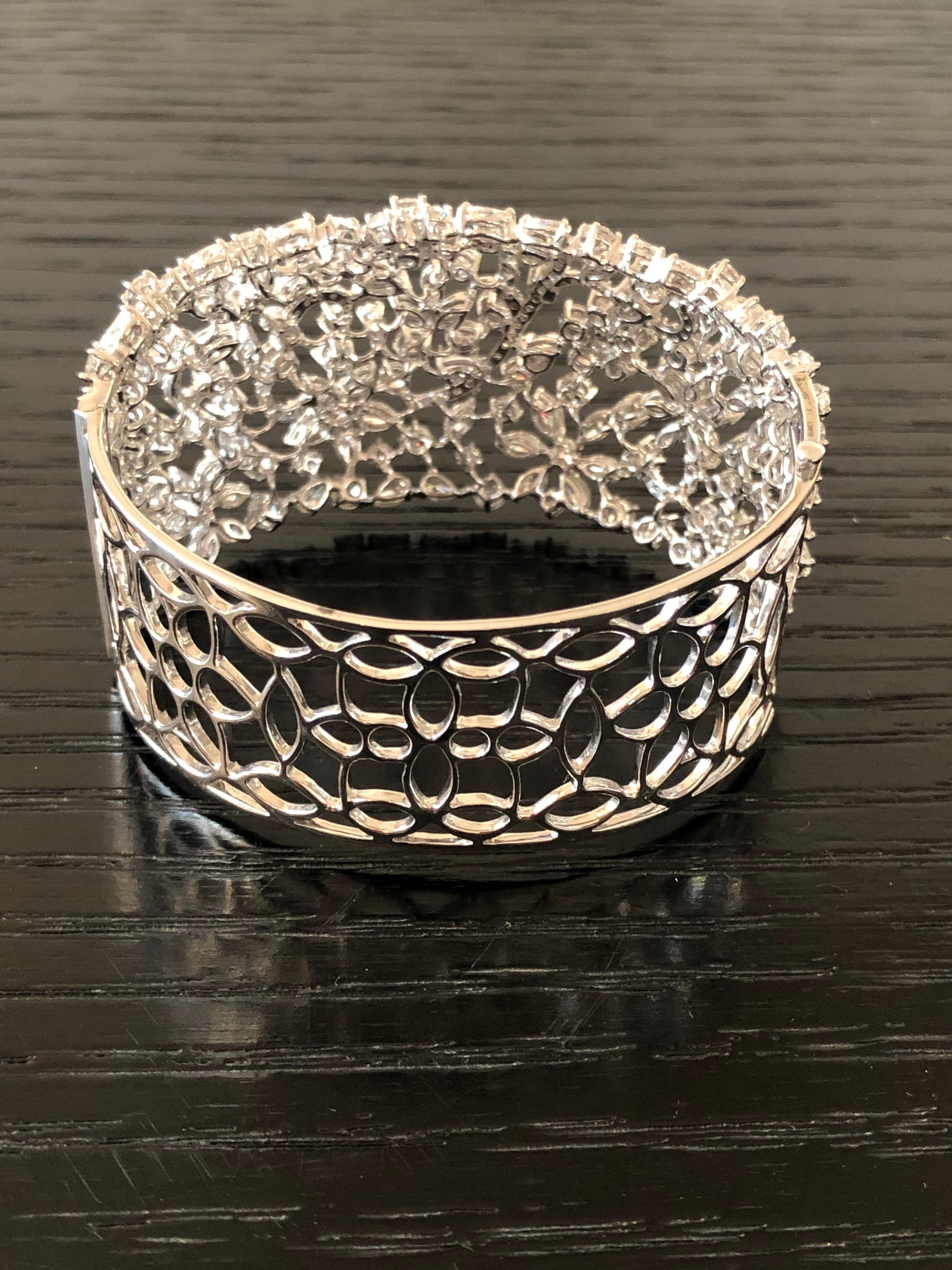 Diamond 18k Gold Cuff Bracelet In New Condition For Sale In New Delhi, Delhi