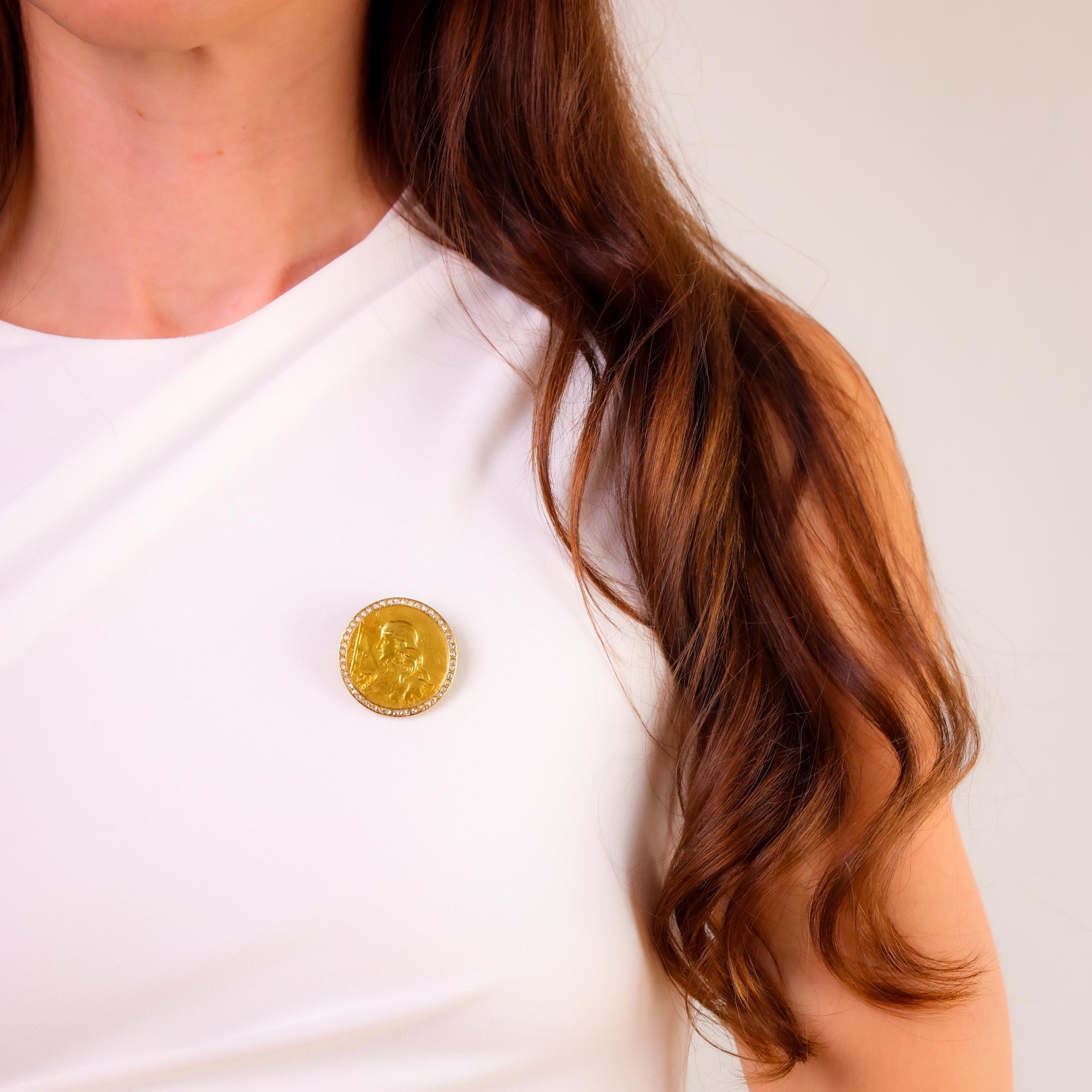 This Victorian 18k yellow gold brooch from the 1880s showcases 1 carat of shimmering rose cut diamonds, offering timeless antique elegance and refined craftsmanship.

Center stone: 48 rose cut diamonds
Weight: Approximately 1 carat
Metal: 18k yellow