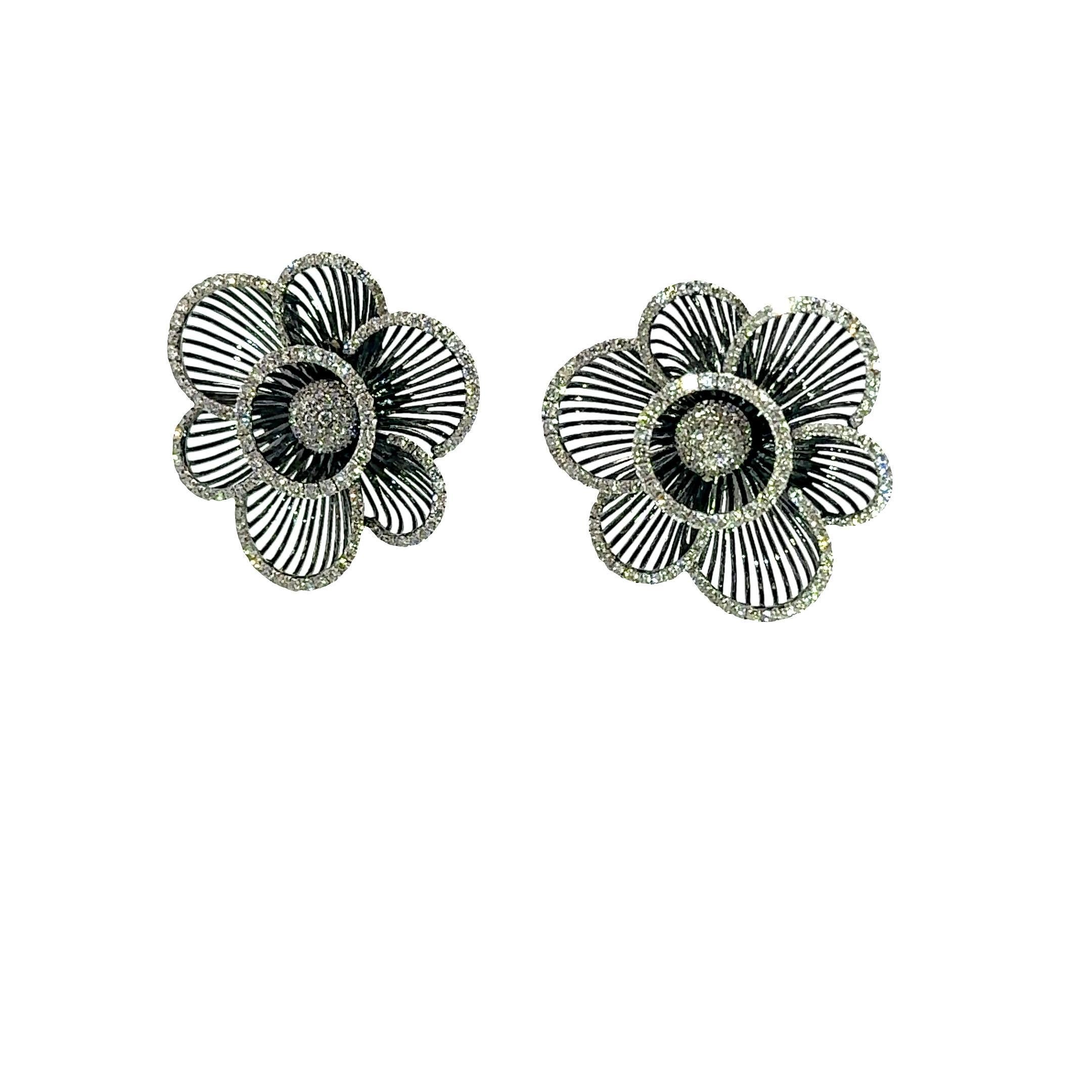 Contemporain Boucles d'oreilles fleurs en or 18k avec diamants en vente
