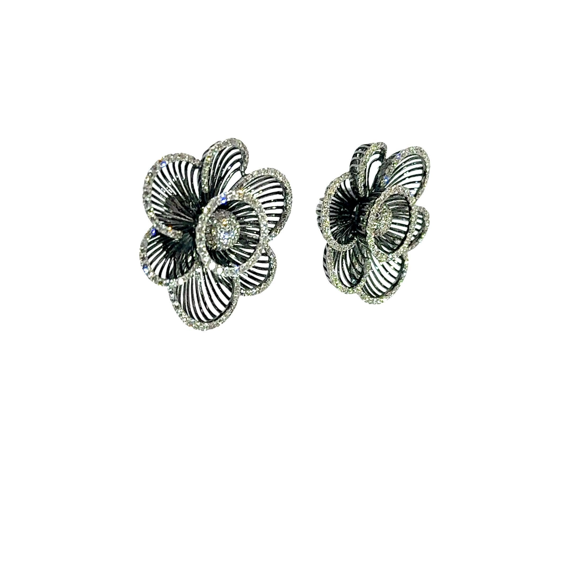 Taille ronde Boucles d'oreilles fleurs en or 18k avec diamants en vente