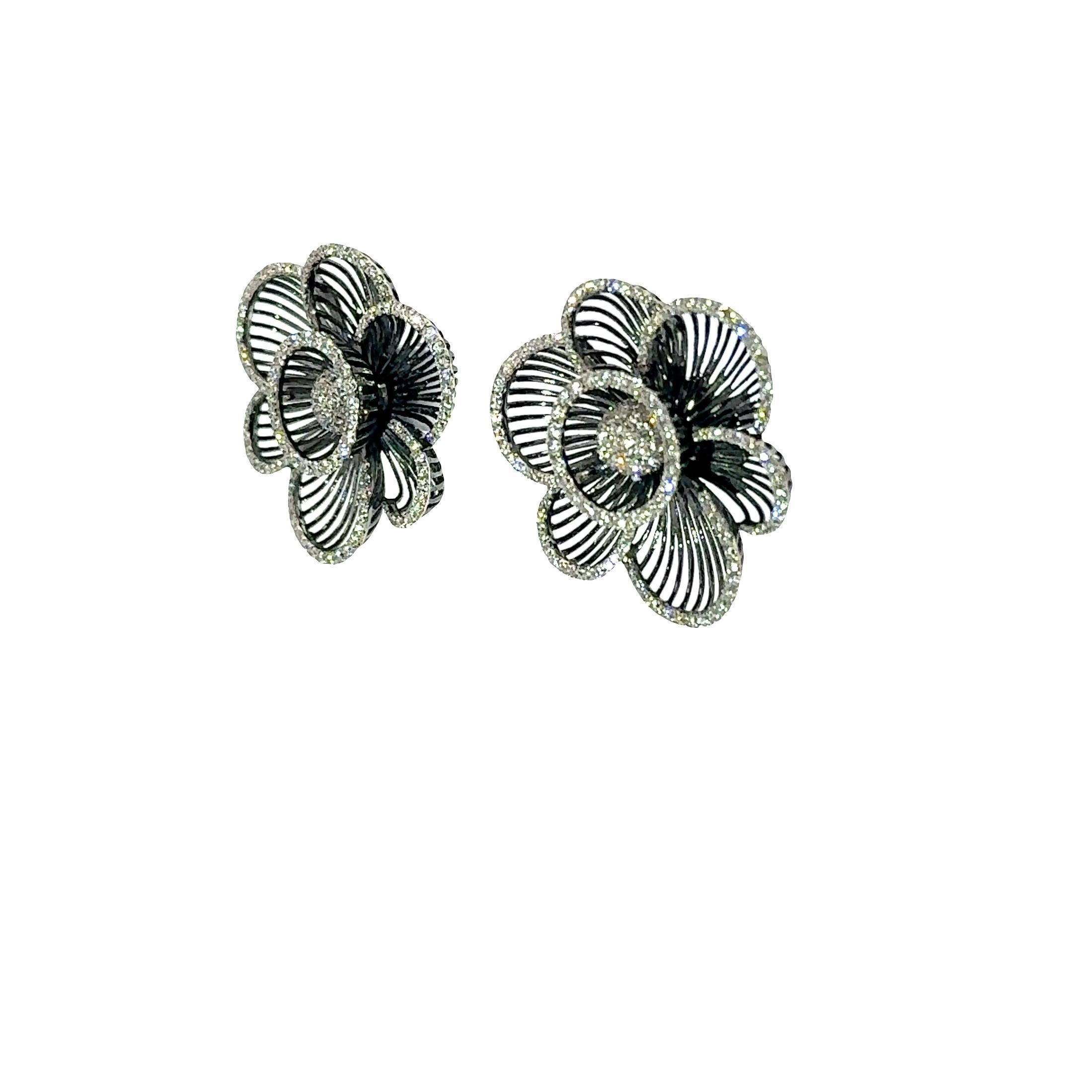 Boucles d'oreilles fleurs en or 18k avec diamants Excellent état - En vente à Beverly Hills, CA