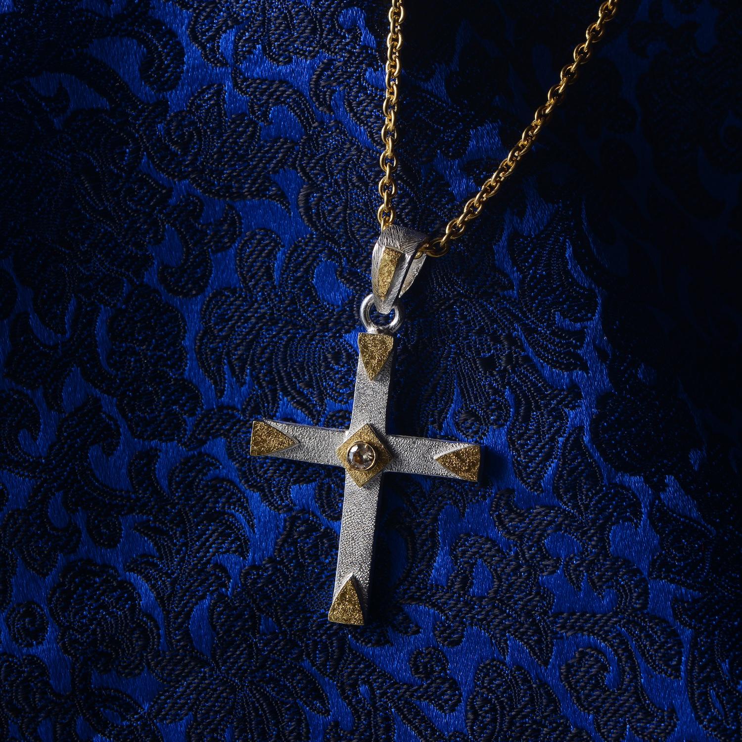 Contemporaneo Ciondolo a forma di croce in oro 18 carati con diamante e argento in vendita