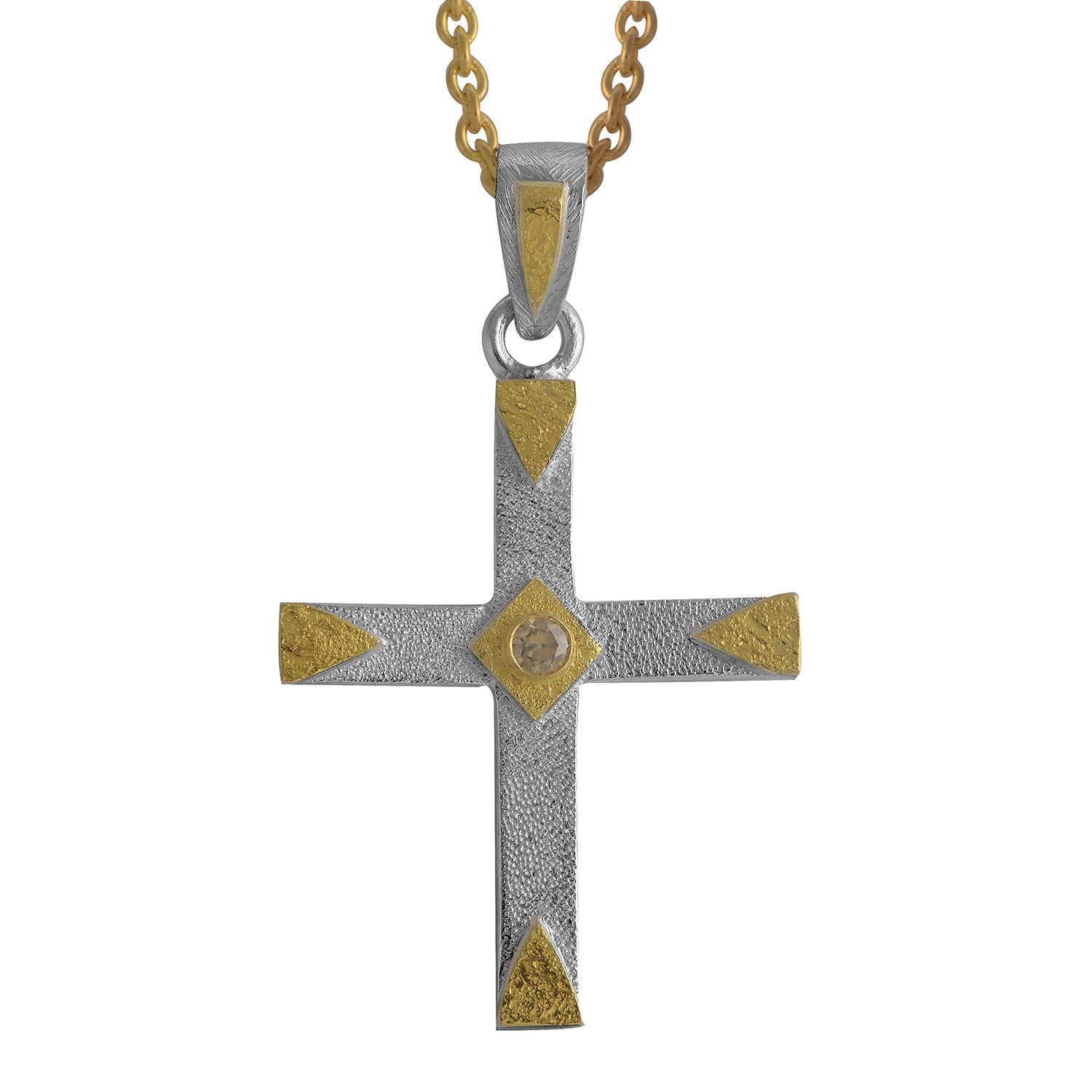 Taglio brillante Ciondolo a forma di croce in oro 18 carati con diamante e argento in vendita