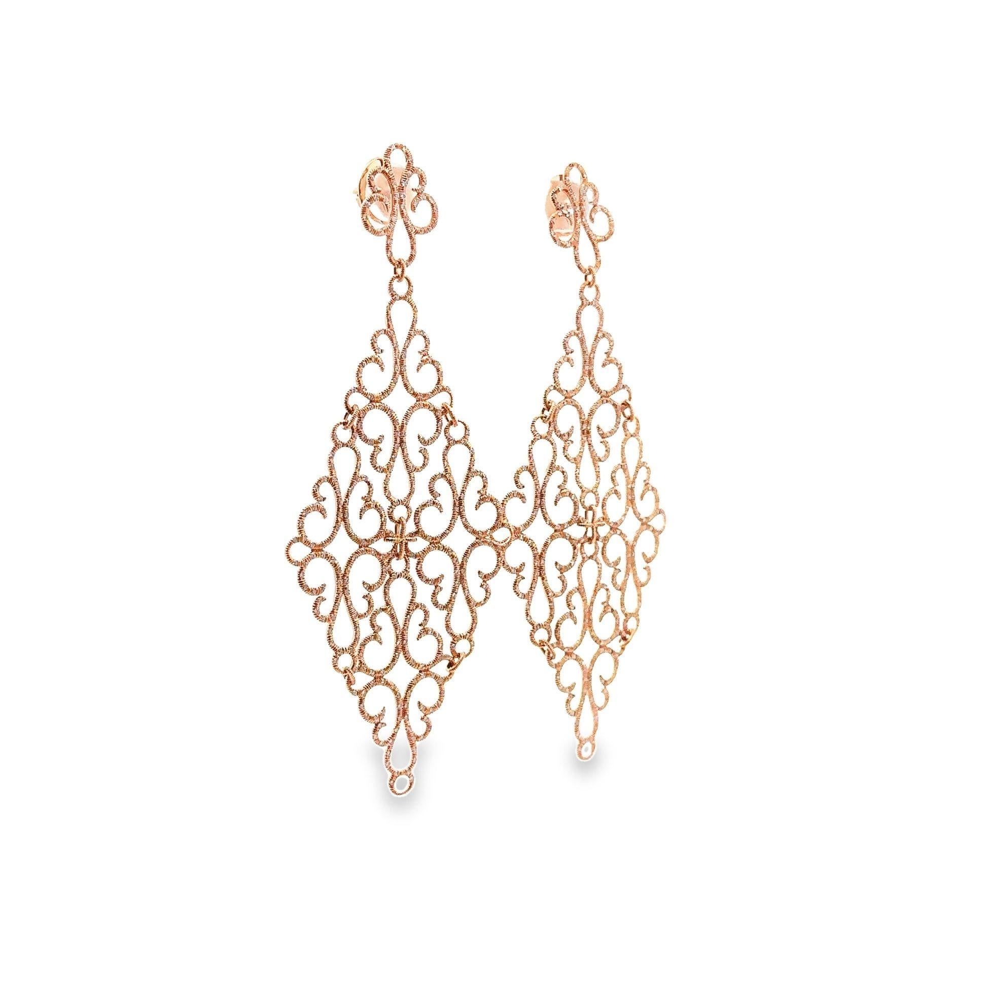 A marvelous flexible pair of earrings made of 18k rose gold featuring fine filigree craftsmanship. They feature 2.89 carats of round brilliant-cut diamonds, creating a fluid and elegant design. The Chandelier style exudes a charming and sparkling