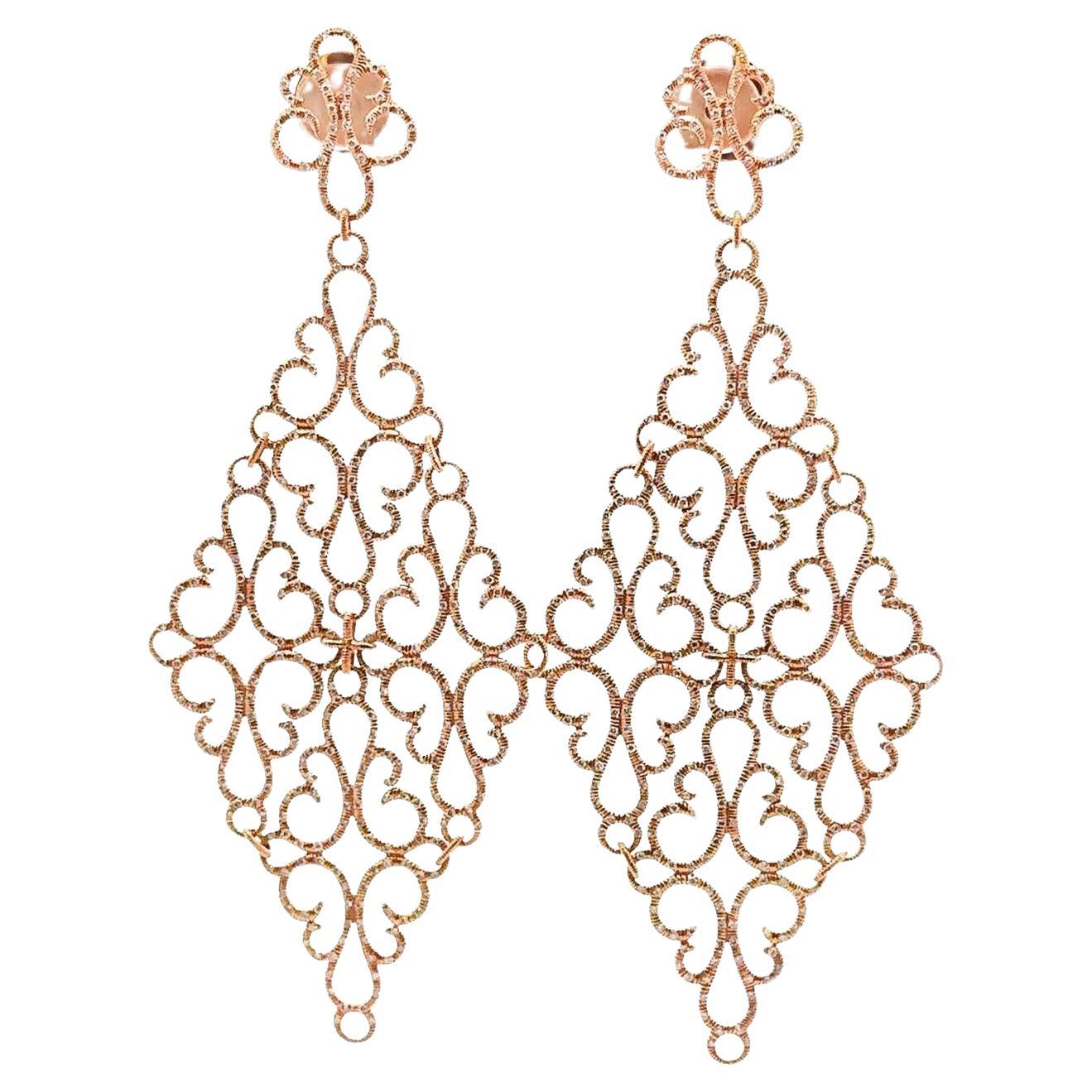 Boucles d'oreilles chandelier en or rose 18k avec diamants en filigrane