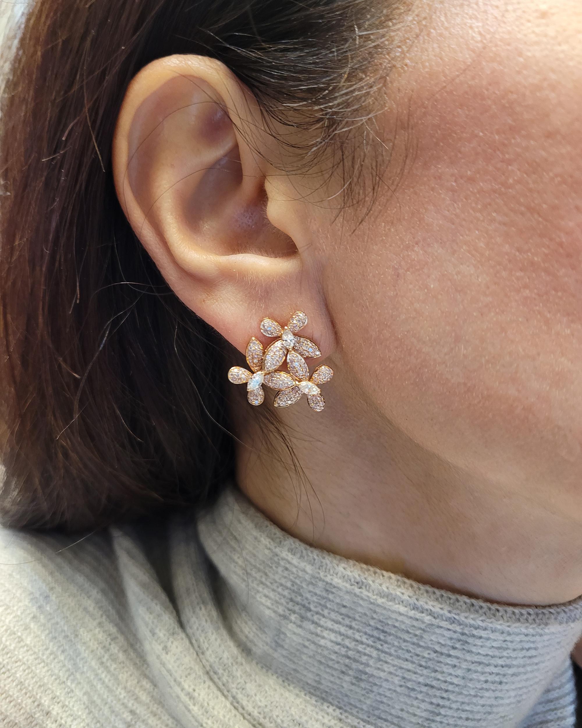 Triple flower earrings made with pink and white diamonds set in 18k rose gold.
300 round pink diamonds weighing 1.48 carats.
6 marquis white diamonds weighing 0.6 carats.
Total weight is 2.08 carats.
Gross weight is 11.25 g.