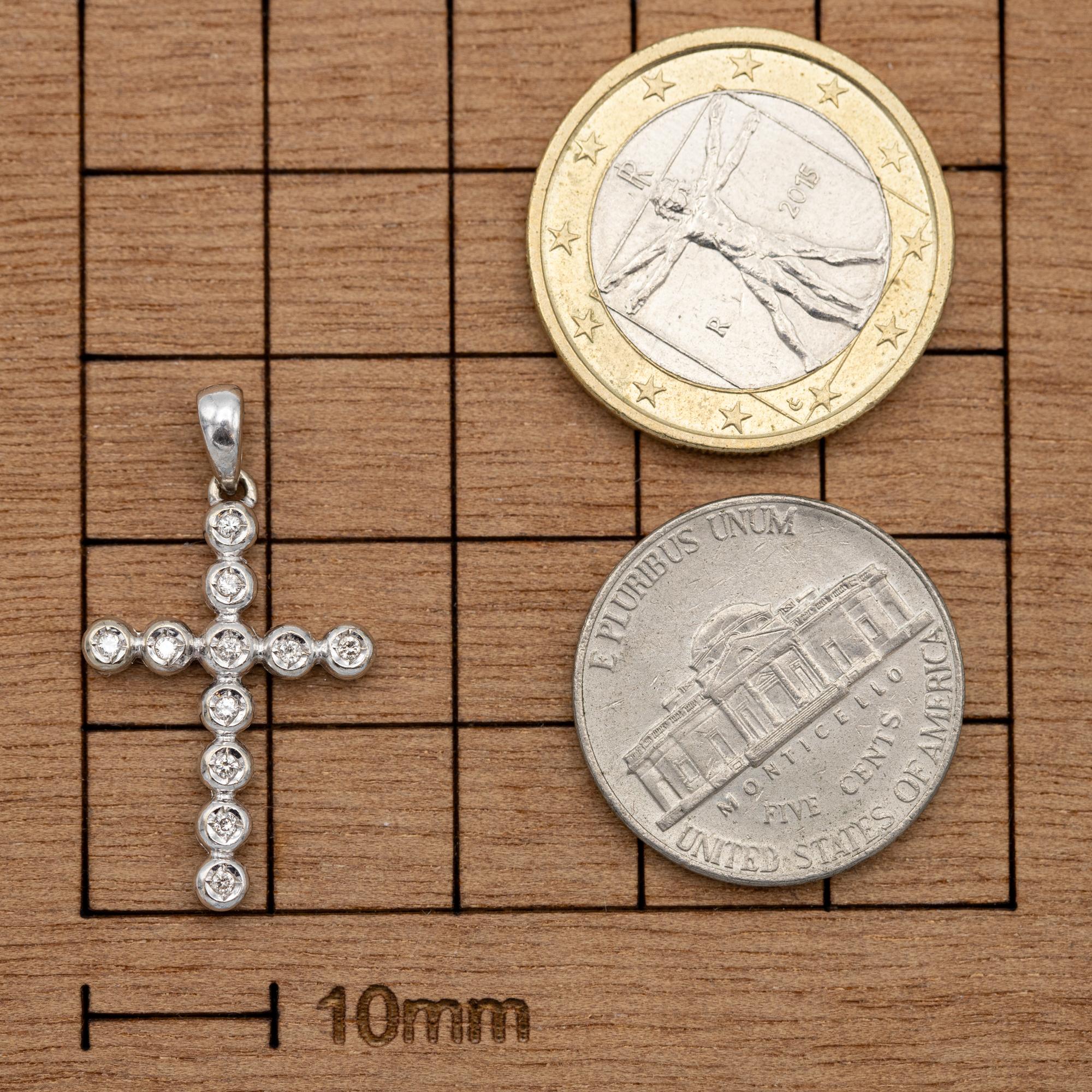 Pendentif croix en or massif 18 carats avec diamants - petite croix - médaillon catholique de succession Bon état - En vente à Antwerp, BE