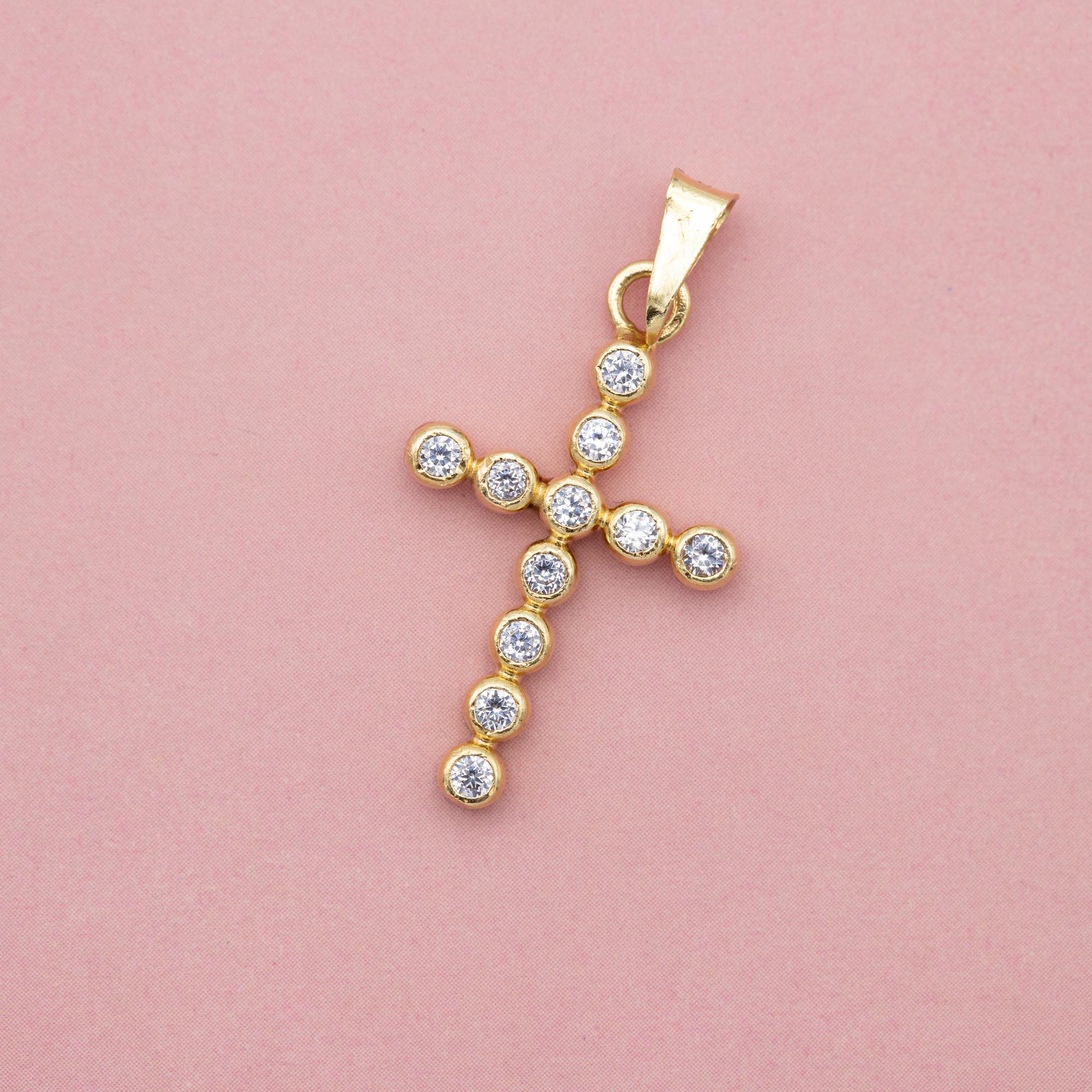 Pendentif croix en or massif 18 carats avec diamants - petite croix - médaillon catholique de succession en vente 1