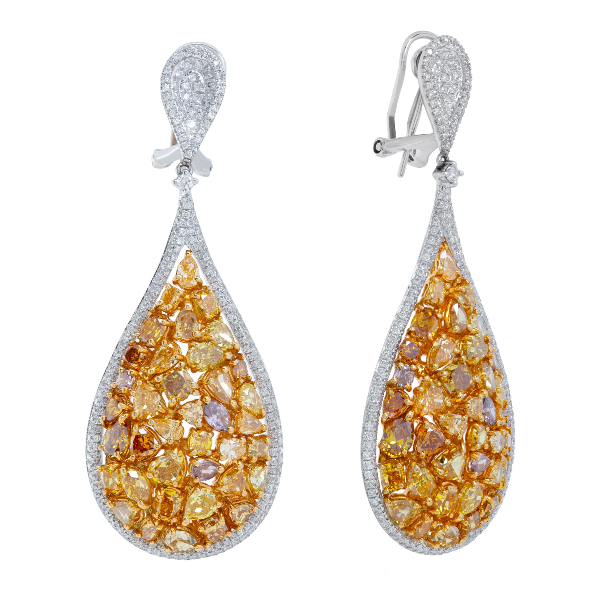 Boucles d'oreilles pendantes en or blanc et jaune 18k, composées de diamants jaunes brillants de taille ovale, poire et coussin (10,45 carats) et de diamants blancs ronds de taille brillante. Les diamants brillants de taille ovale, poire et coussin