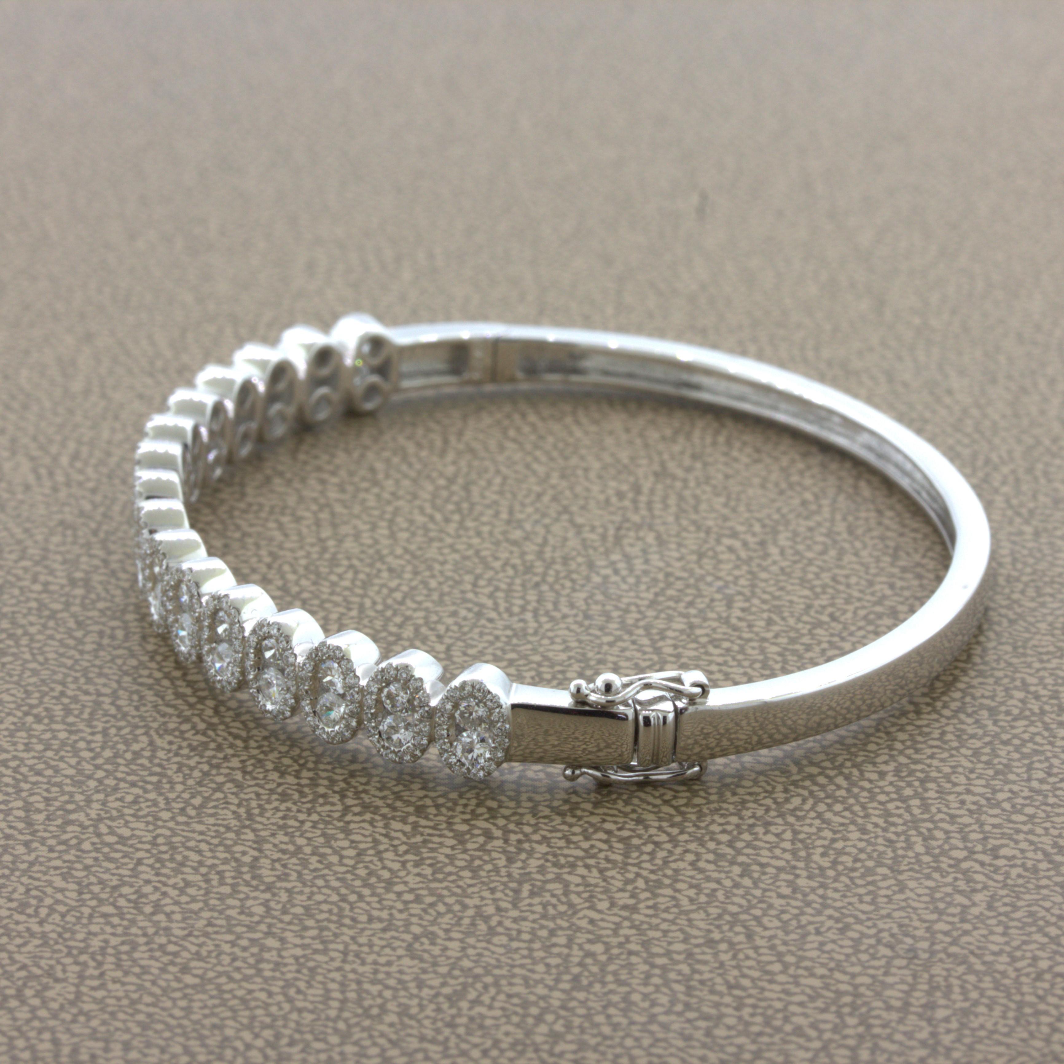 Diamond 18k White Gold Bangle Bracelet In New Condition In Beverly Hills, CA