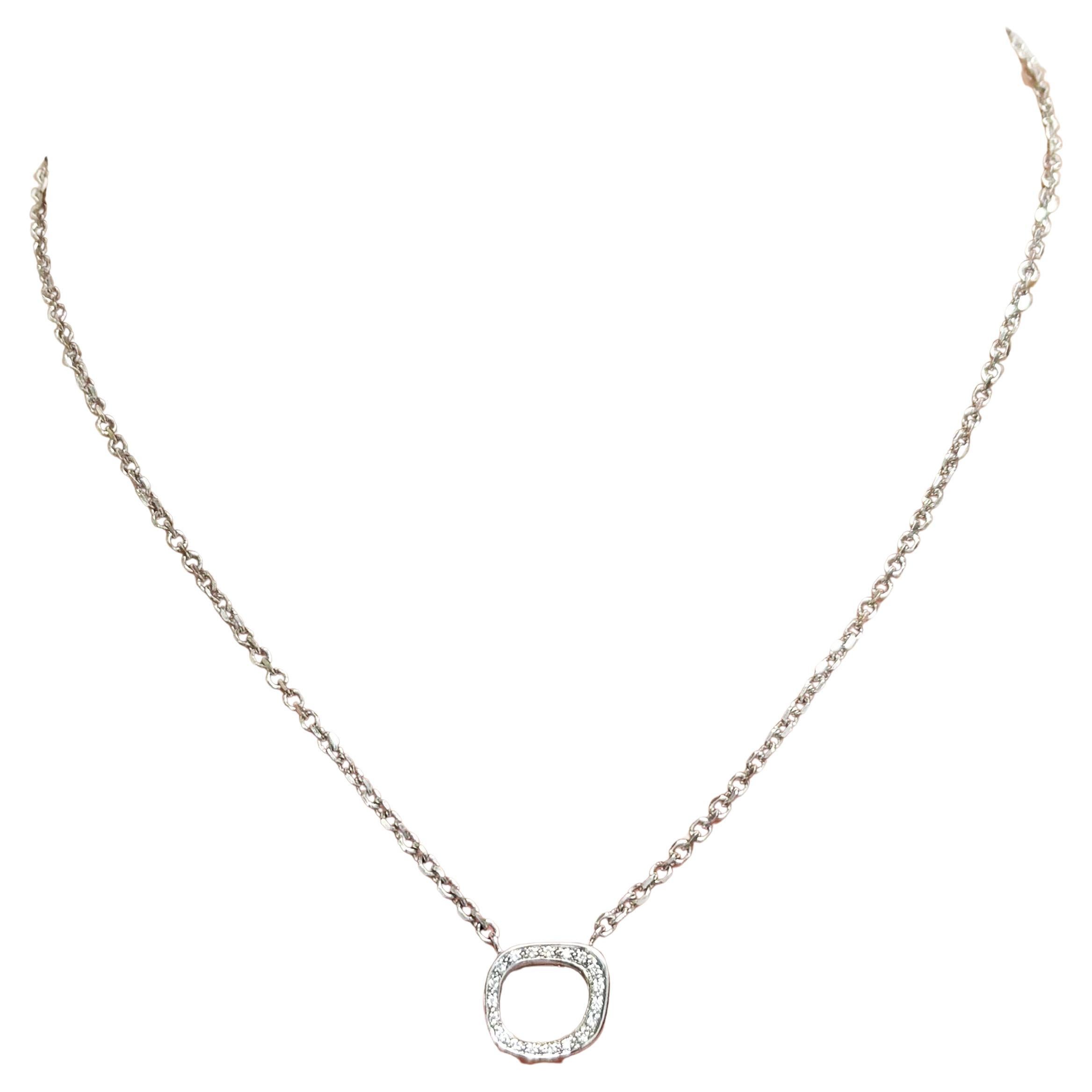 Beschreibung
Dieses zarte und doch auffällige Collier besteht aus einem 0,95-karätigen Diamanten, der in leuchtendem 18-karätigem Weißgold gefasst ist, flankiert von einer diamantbesetzten Kette aus 14-karätigem Weißgold an beiden Seiten. Das