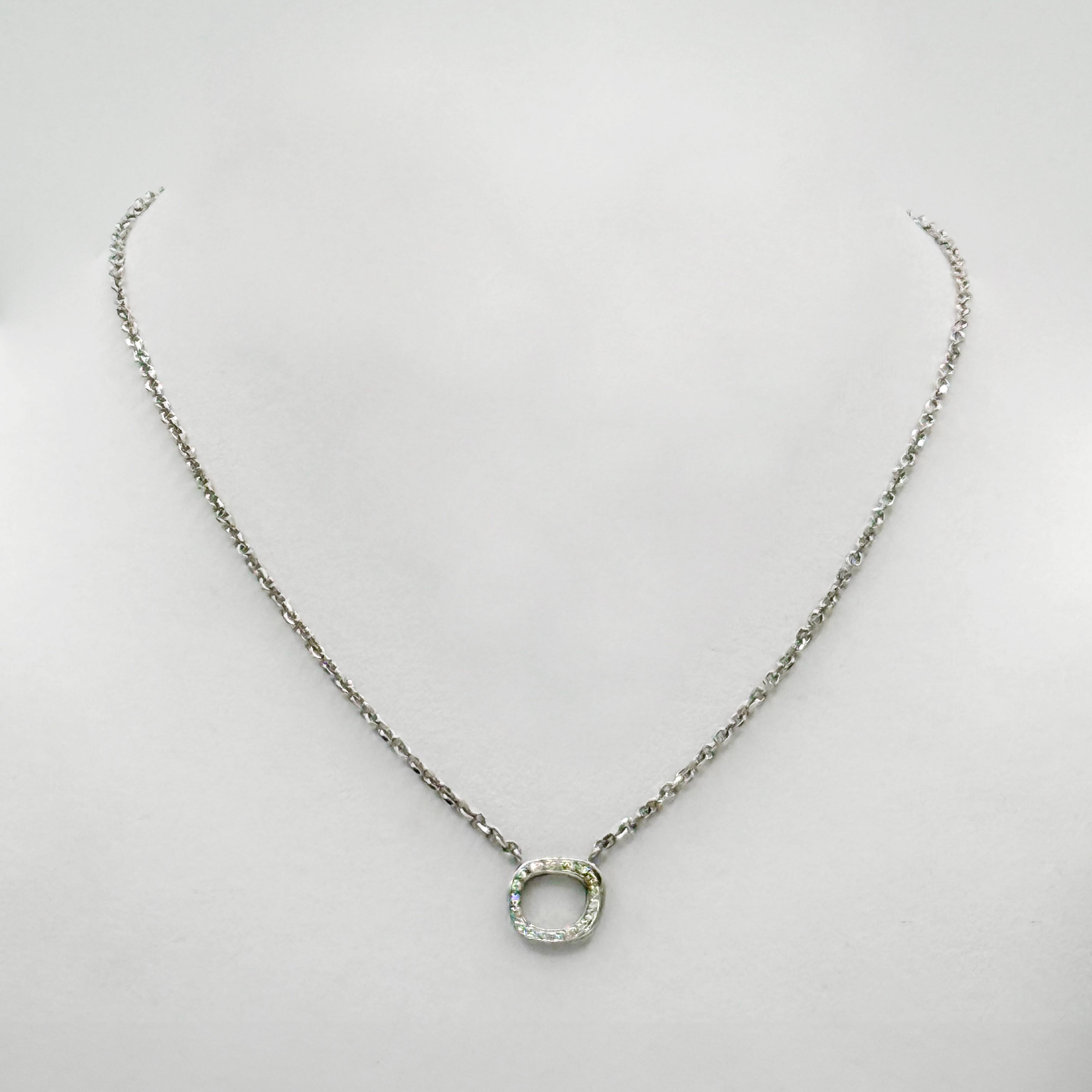 Descripción
Delicado pero llamativo, este collar presenta una pieza central de diamante de 0,95 quilates engastada en luminoso oro blanco de 18 quilates, flanqueada por una cadena de oro blanco de 14 quilates con talla de diamante a cada lado. Un