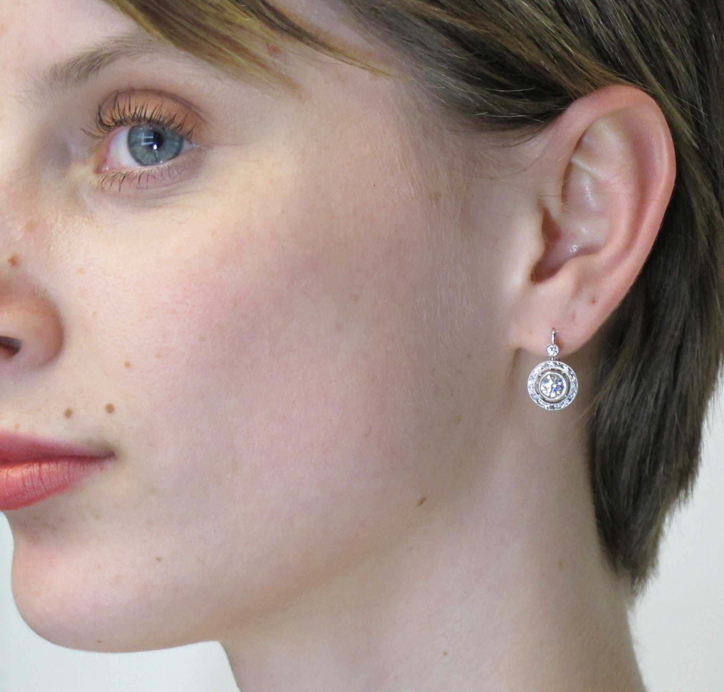Boucles d'oreilles pendantes en diamant en or blanc 18k gravé, 0,56 carat total  en vente 4