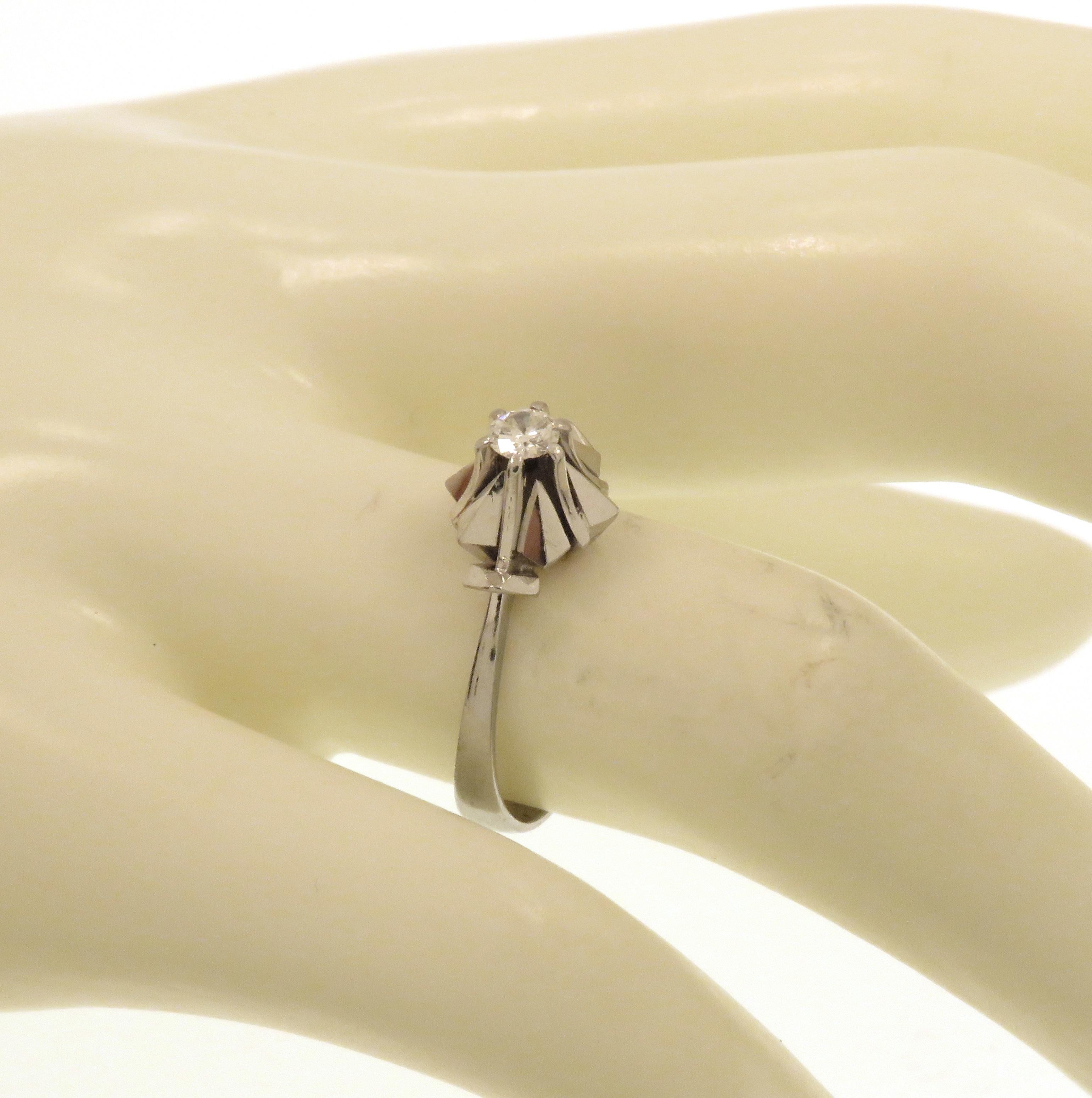 Bague de fiançailles en or blanc 18 carats avec diamants Excellent état - En vente à Milano, IT
