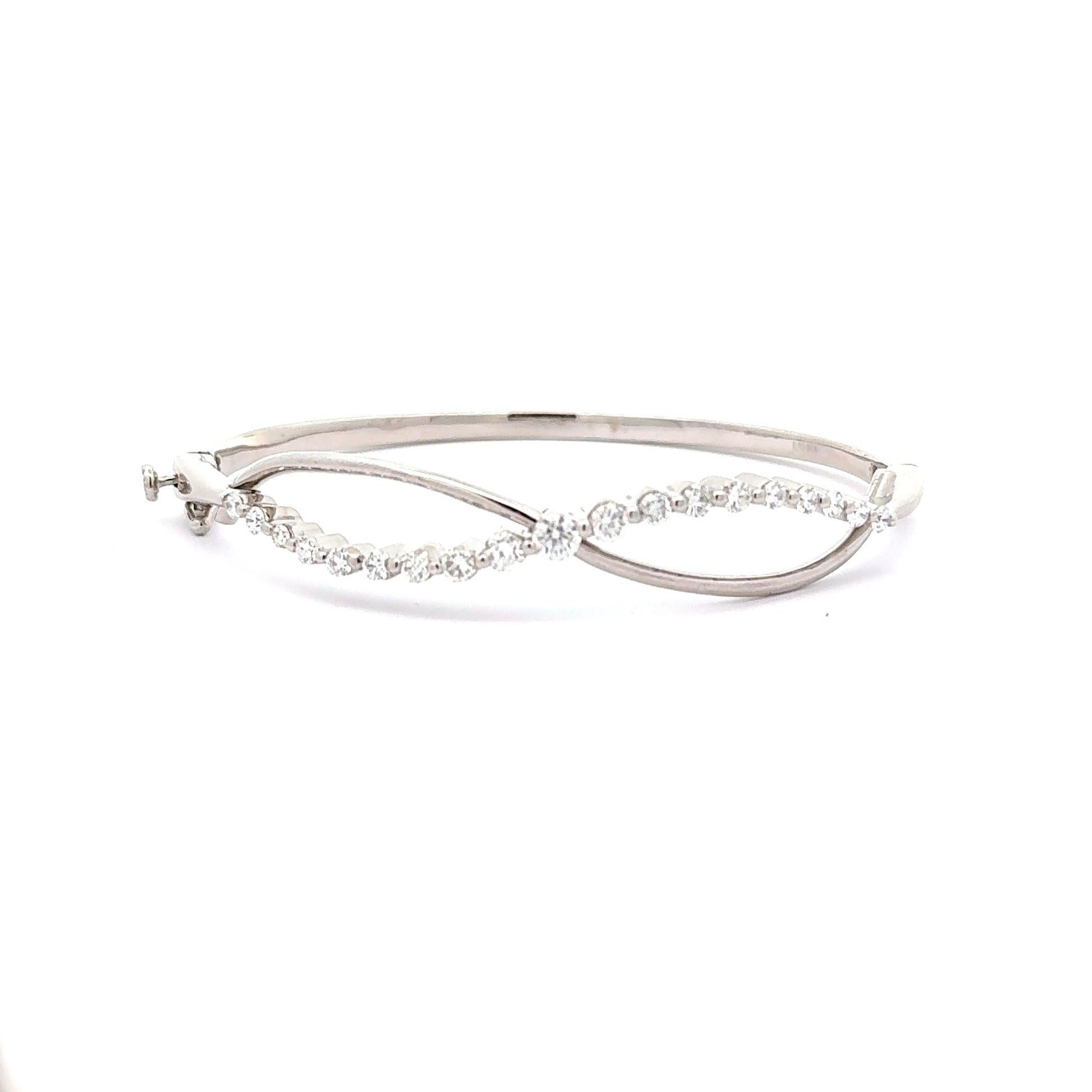 Diamond 18k White Gold Infinity Row Ribbon Bangle Bracelet In New Condition For Sale In Beverly Hills, CA