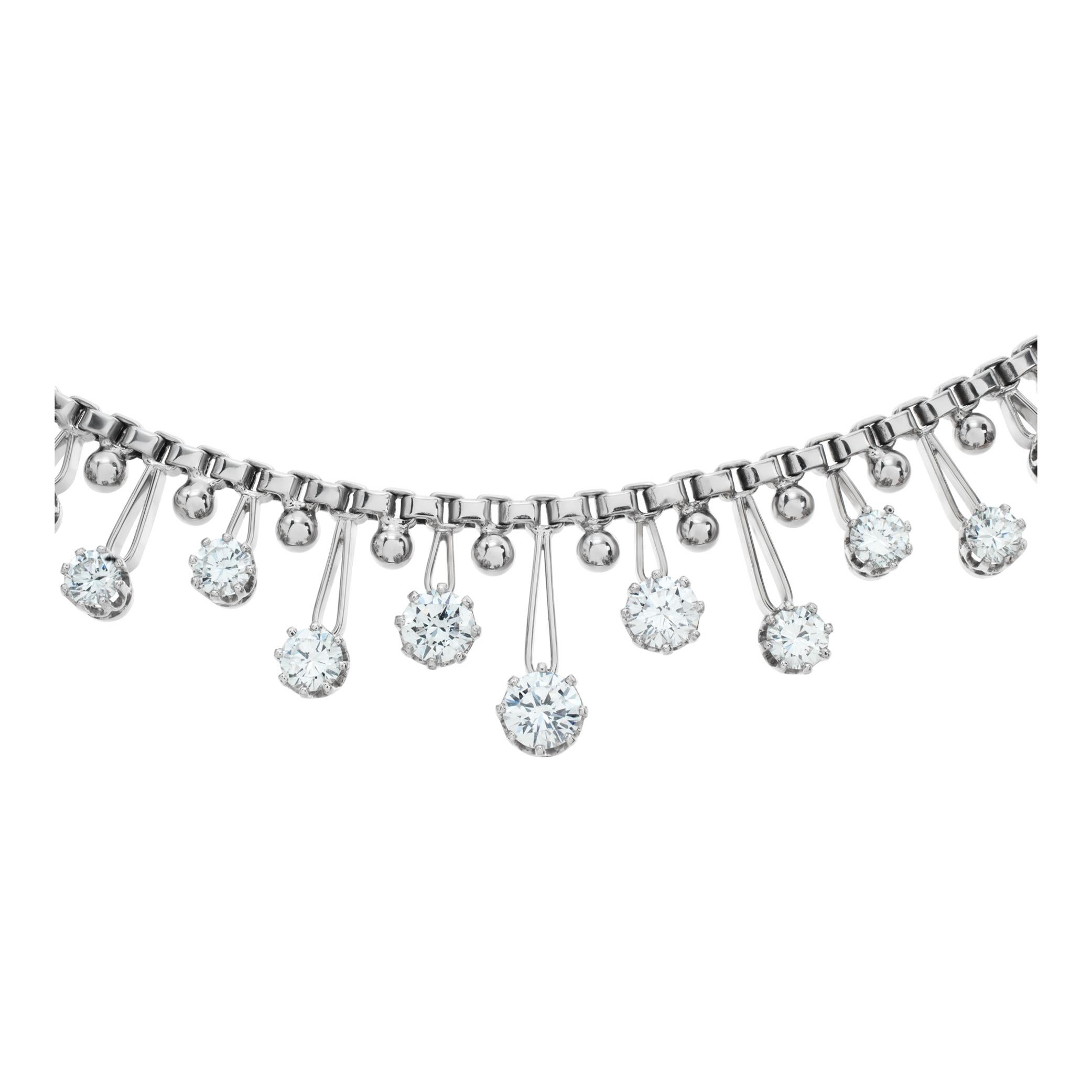 Collana con diamanti in oro bianco 18 carati. Peso totale del diamante rotondo taglio brillante: 7,00 carati, stima dei diamanti: Colore G-H, purezza VS.  Lunghezza della sospensione anteriore: 0,50 pollici. Lunghezza totale: 17.50 pollici.