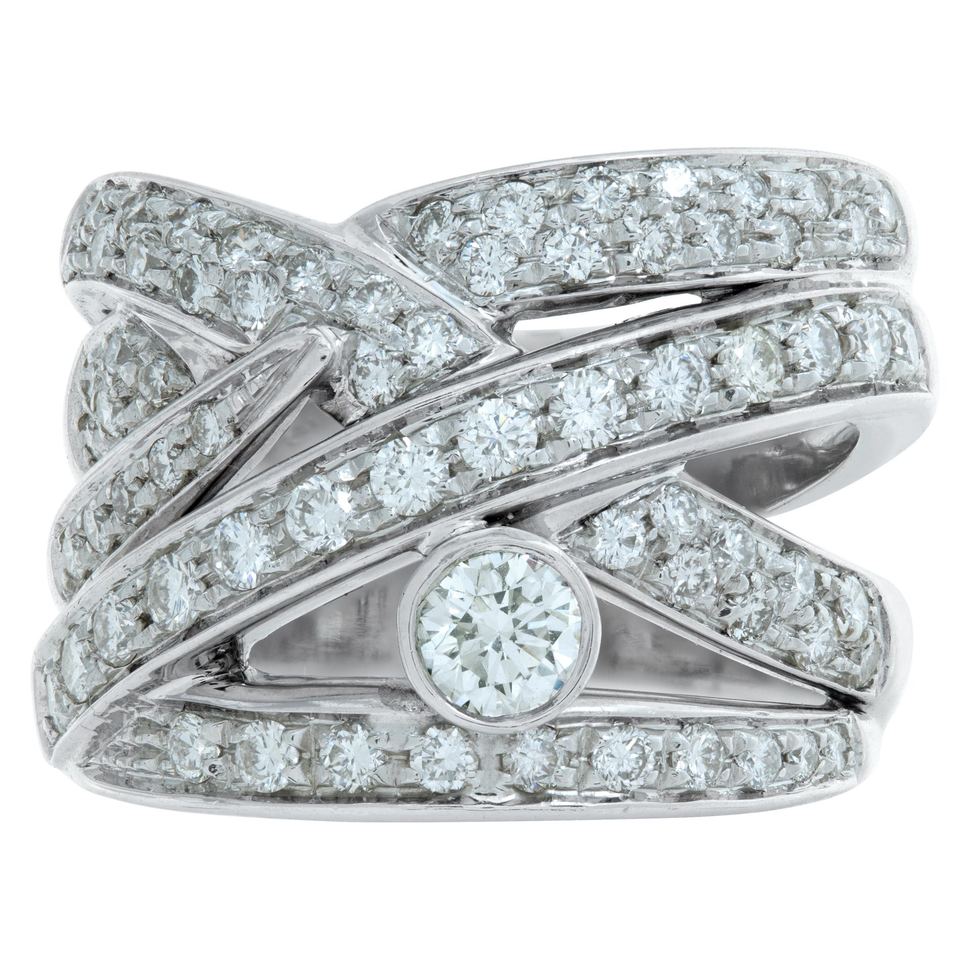 Breiter, kreuzförmiger Diamantring aus 18 Karat Weißgold mit ca. 1,75 Karat Diamanten im runden Brillantschliff (Farbe H, Reinheit VS-SI). Aus Italien. Ring Größe 7.

Dieser Diamantring ist derzeit Größe 7 und einige Artikel können nach oben oder